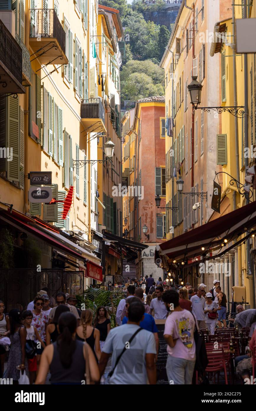 Eine Straße in Vieille Nice, Cote d'Azur, Frankreich Stockfoto