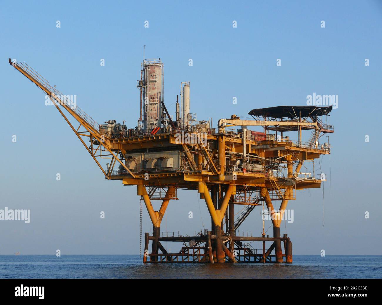 Fest installierte Offshore-Bohrplattform für Öl und Gas in der Achtmeilengruppe im Golf von Mexiko vor der Südostküste Louisianas. Stockfoto