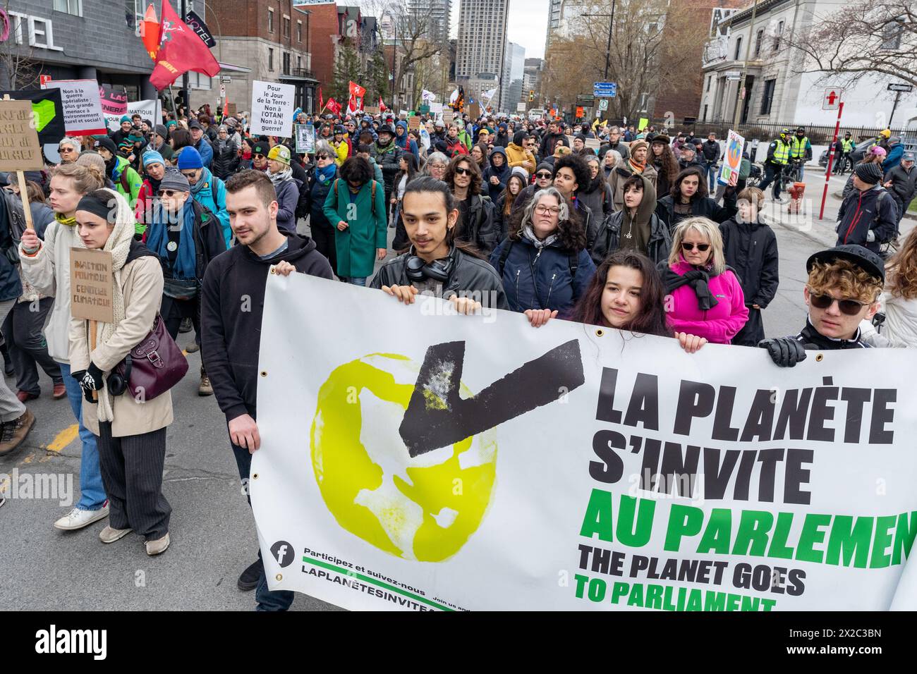 Montreal, Kanada, 21. April, 2024.Demonstranten kommen zusammen, um Bundes- und Provinzregierungen zu aggressiveren Maßnahmen zur Bekämpfung des Klimawandels in Montreal, Kanada, zu fordern. Quelle: Robert-Durand/Alamy Live News Stockfoto