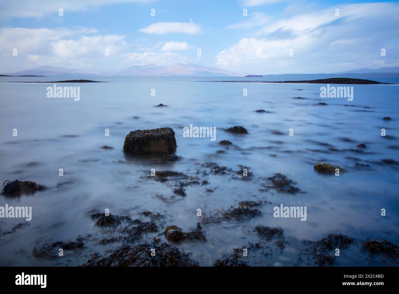 Blick vom Ganavan Sands mit der Isle of Mull und der Isle of Lismore in der Ferne. Oban, Argyll und Bute, Schottland, Großbritannien. Stockfoto