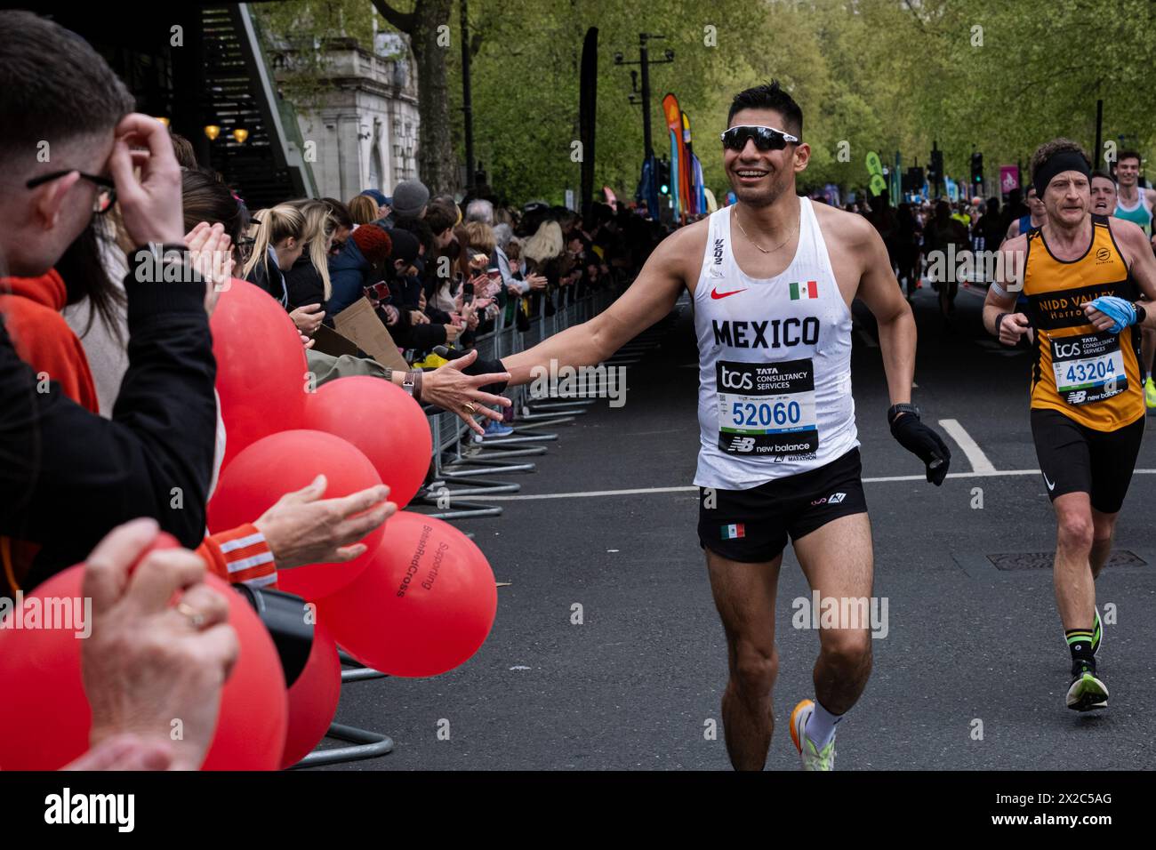 London, Großbritannien. April 2024. Ein Läufer interagiert mit den Fans während des London Marathon 2024. Über 50.000 Läufer nahmen am London Marathon 2024 Teil. Quelle: SOPA Images Limited/Alamy Live News Stockfoto