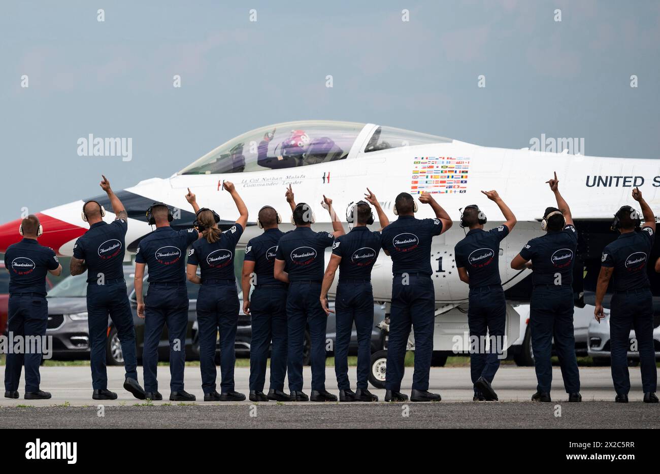 Charleston, Usa. April 2024. Die Mitglieder der US-Air Force-Bodenmannschaft signalisieren einem Lt Col Nathan Malafa, um in seinem F-16-Kampfjet Falcon während der Charleston Airshow in der Joint Base Charleston am 19. April 2024 in Charleston, South Carolina, zu starten. Gutschrift: SSgt. Bailee Darbasie/U.S. Air Force/Alamy Live News Stockfoto