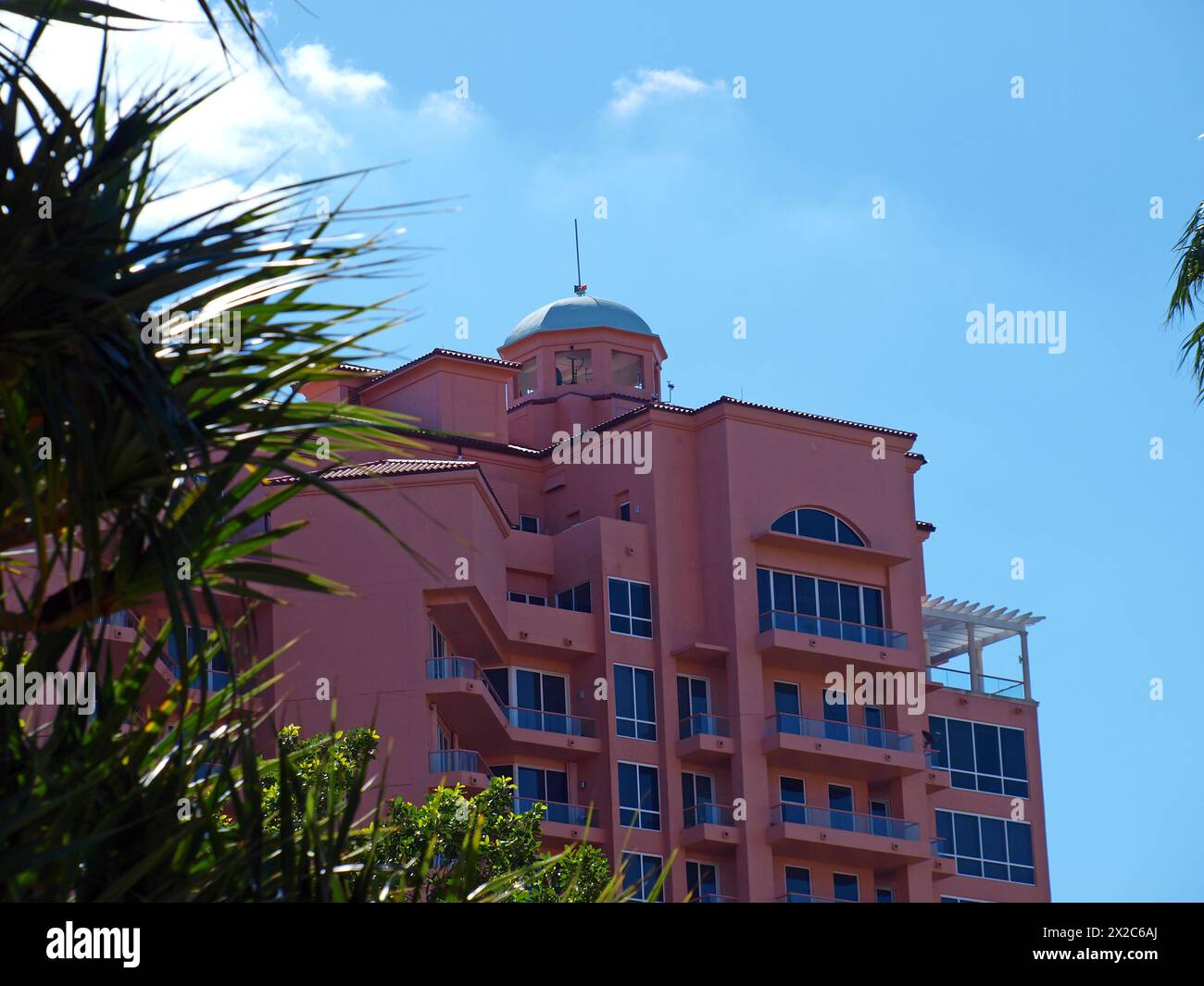 Miami, Florida, Vereinigte Staaten - 6. April 2024: Wohngebäude in Coral Gables (Gables Condominium and Club Association). Stockfoto