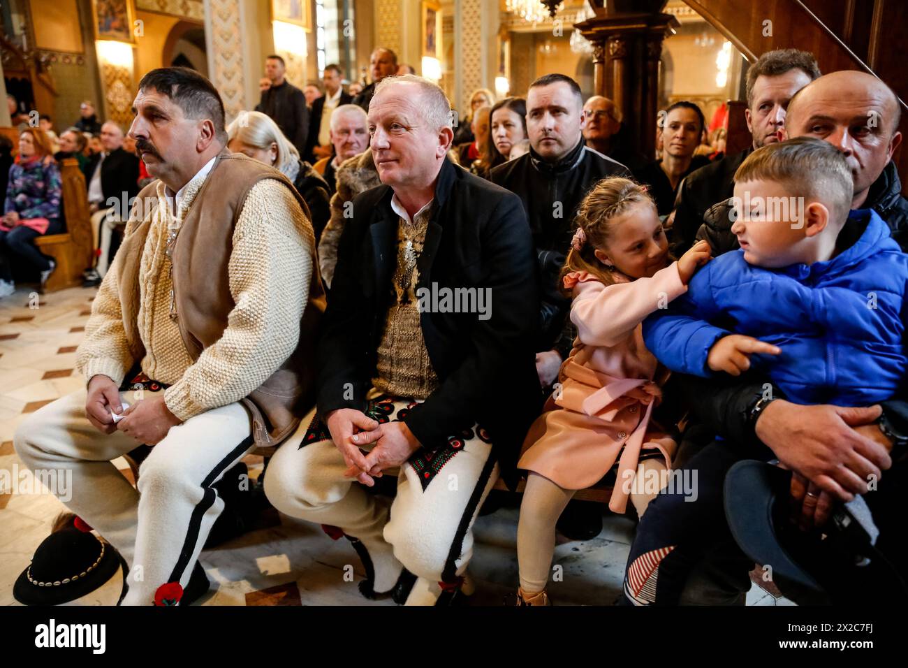 Die Hochländer in ihrer traditionellen Kleidung nehmen an einer heiligen Messe im Heiligtum unserer Lieben Frau von Lud?mierz Teil, während die Weidezeit mit traditionellen Folklore- und religiösen Feiern beginnt, die lokal Redyk genannt werden, im Tatra-Gebirge in Lud?mierz, Südpolen. Redyk beginnt traditionell um den 23. April, eine Zeit, in der Schafhirten, die lokal Baca genannt werden, Schafherden aus Dörfern aufwärts nehmen, weg von der Zivilisation für die etwa ein halbes Jahr dauernde Weidezeit. Der Beginn der Saison ist eine festliche Zeit für die Hochländer aus Tatra und dieser Teil von Karpaty, in dem Schafzucht historisch gesehen eine mA ist Stockfoto