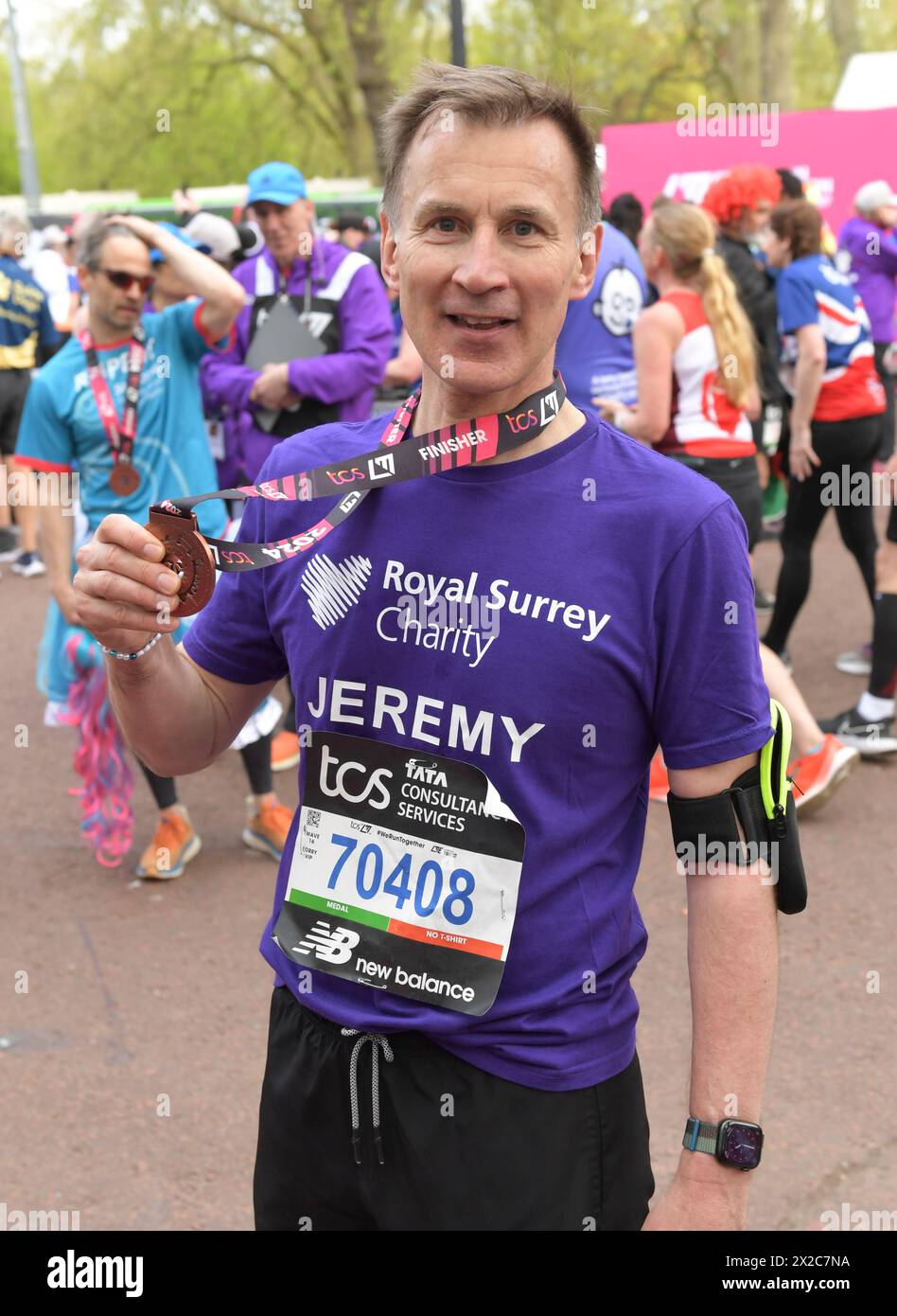 London, Großbritannien. April 2024. Bundeskanzler Jeremy Hunt posierte für ein Foto mit seiner Endmedaille beim TCS London Marathon 2024 am 21. April 2024 in London. Foto Gary Mitchell/Alamy Live News Credit: Gary Mitchell, GMP Media/Alamy Live News Stockfoto