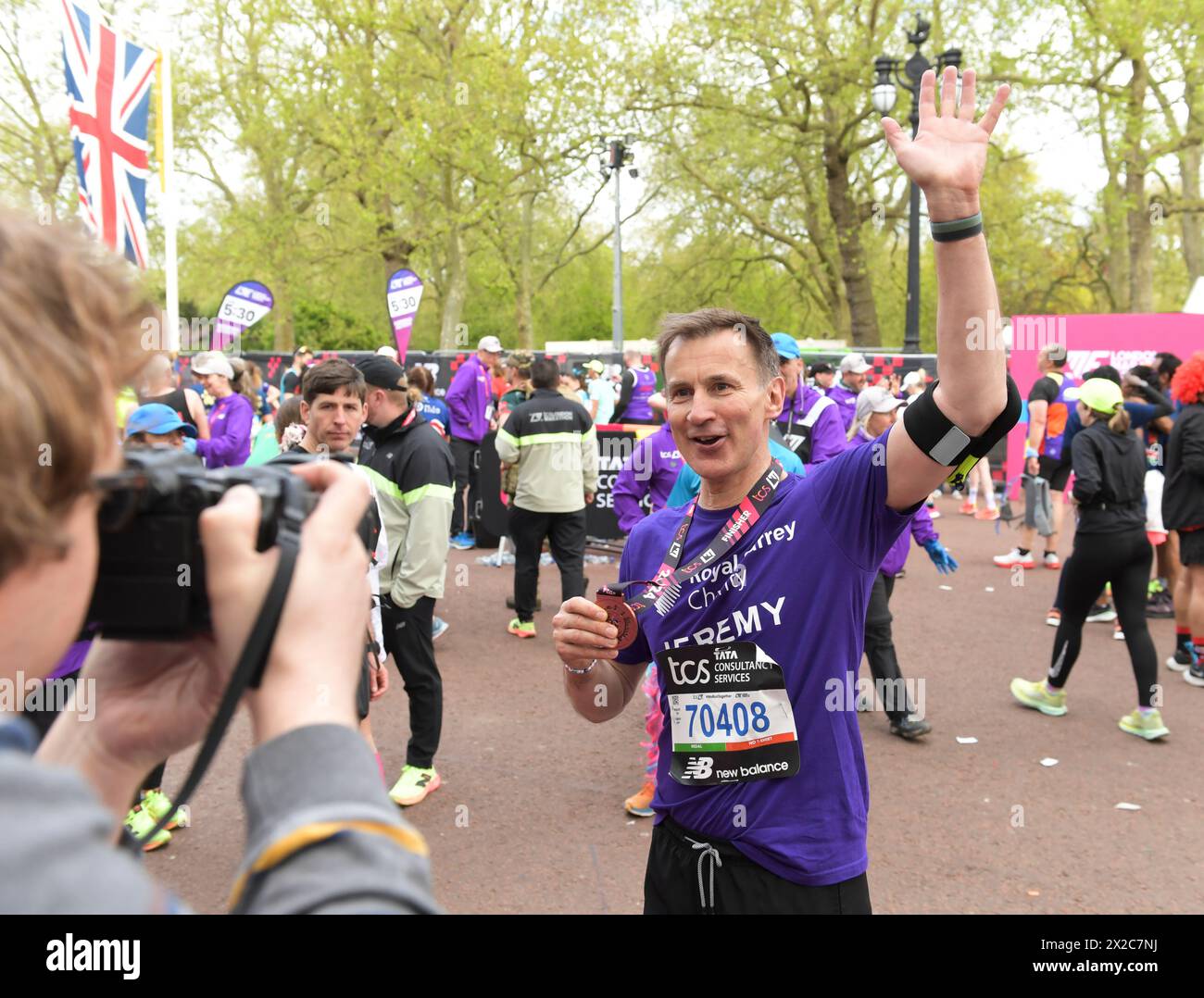 London, Großbritannien. April 2024. Bundeskanzler Jeremy Hunt wurde mit seiner Endmedaille beim TCS London Marathon 2024 am 21. April 2024 in London fotografiert. Foto Gary Mitchell/Alamy Live News Credit: Gary Mitchell, GMP Media/Alamy Live News Stockfoto