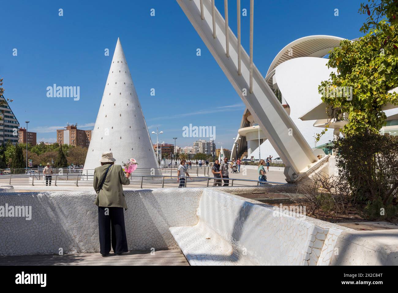 Valencia, Spanien; 19. April 2024: Museum der Wissenschaften in der Stadt der Künste und Wissenschaften. Die moderne Architektur von Calatrava. Das Wissenschaftsmuseum innerhalb der CI Stockfoto