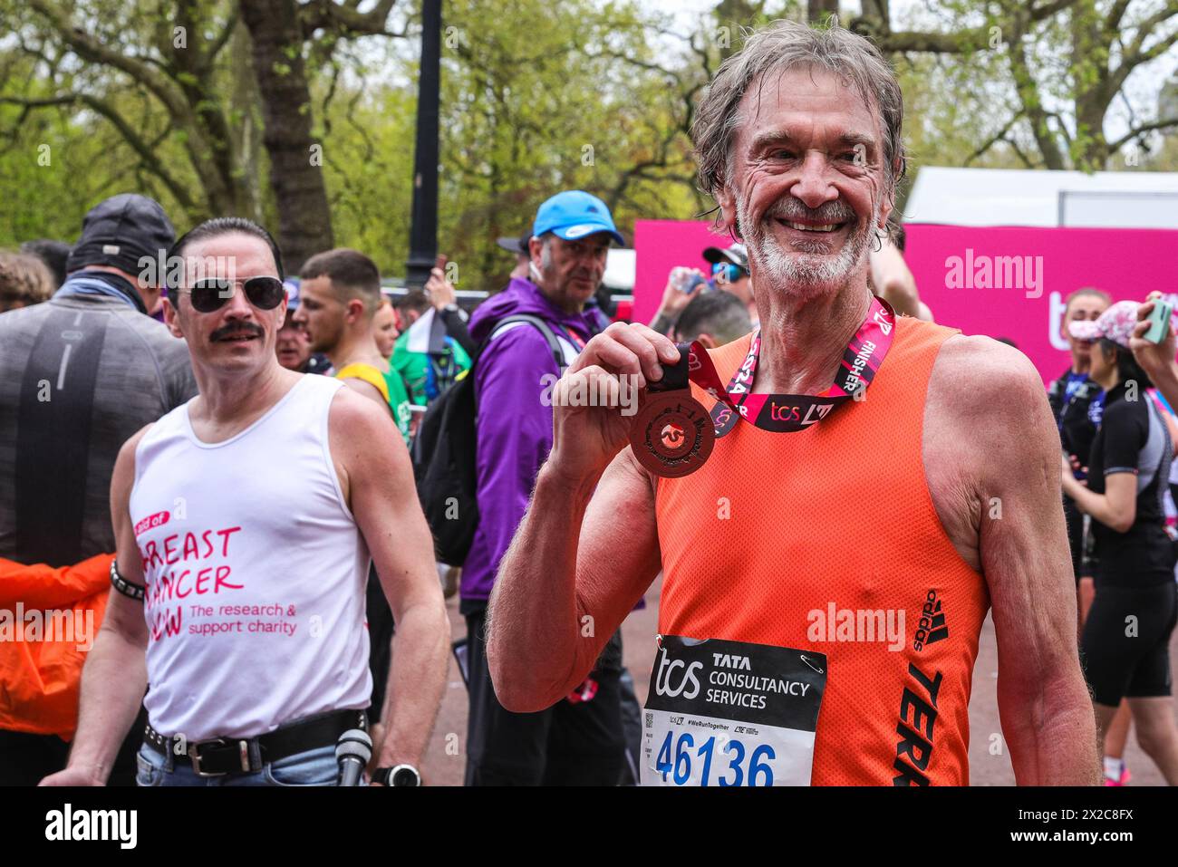 London, Großbritannien. April 2024. Sir Jim Ratcliffe, CEO von INEOS und Miteigentümer des Manchester United Football Club mit seiner Finisher-Medaille. Prominente Läufer beenden ihr Rennen, die meisten von ihnen laufen für eine Wohltätigkeitsorganisation ihrer Wahl. Die Marathonroute 2024 TCS London führt von Greenwich durch die City of London und endet in der Mall in Westminster. Insgesamt werden in diesem Jahr rund 50.000 Teilnehmer erwartet, darunter 20 Abgeordnete, mehrere Gleichaltrige und viele Prominente. Quelle: Imageplotter/Alamy Live News Stockfoto