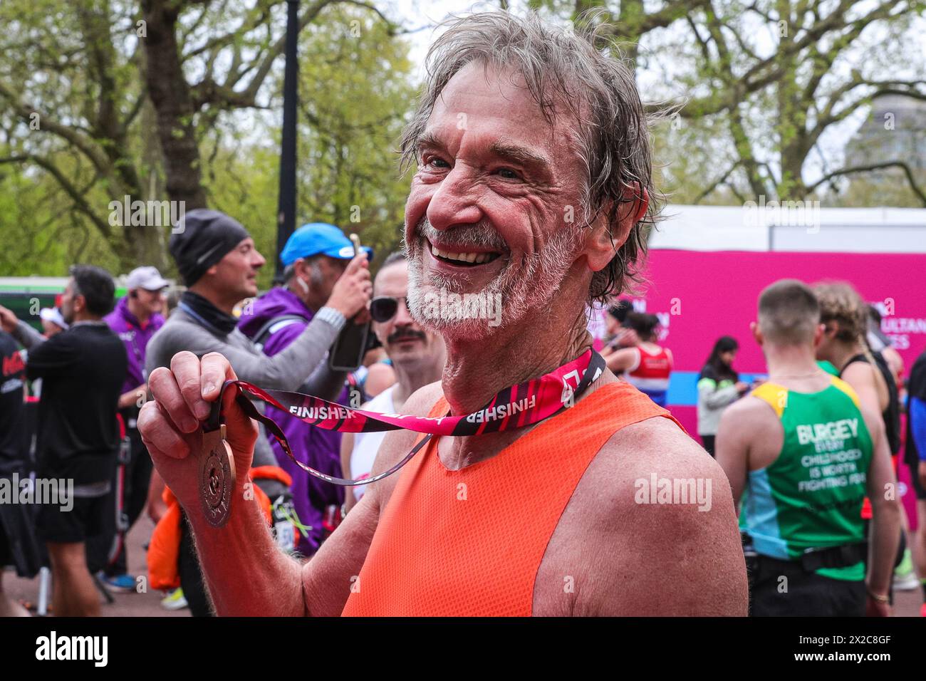 London, Großbritannien. April 2024. Sir Jim Ratcliffe, CEO von INEOS und Miteigentümer des Manchester United Football Club mit seiner Finisher-Medaille. Prominente Läufer beenden ihr Rennen, die meisten von ihnen laufen für eine Wohltätigkeitsorganisation ihrer Wahl. Die Marathonroute 2024 TCS London führt von Greenwich durch die City of London und endet in der Mall in Westminster. Insgesamt werden in diesem Jahr rund 50.000 Teilnehmer erwartet, darunter 20 Abgeordnete, mehrere Gleichaltrige und viele Prominente. Quelle: Imageplotter/Alamy Live News Stockfoto