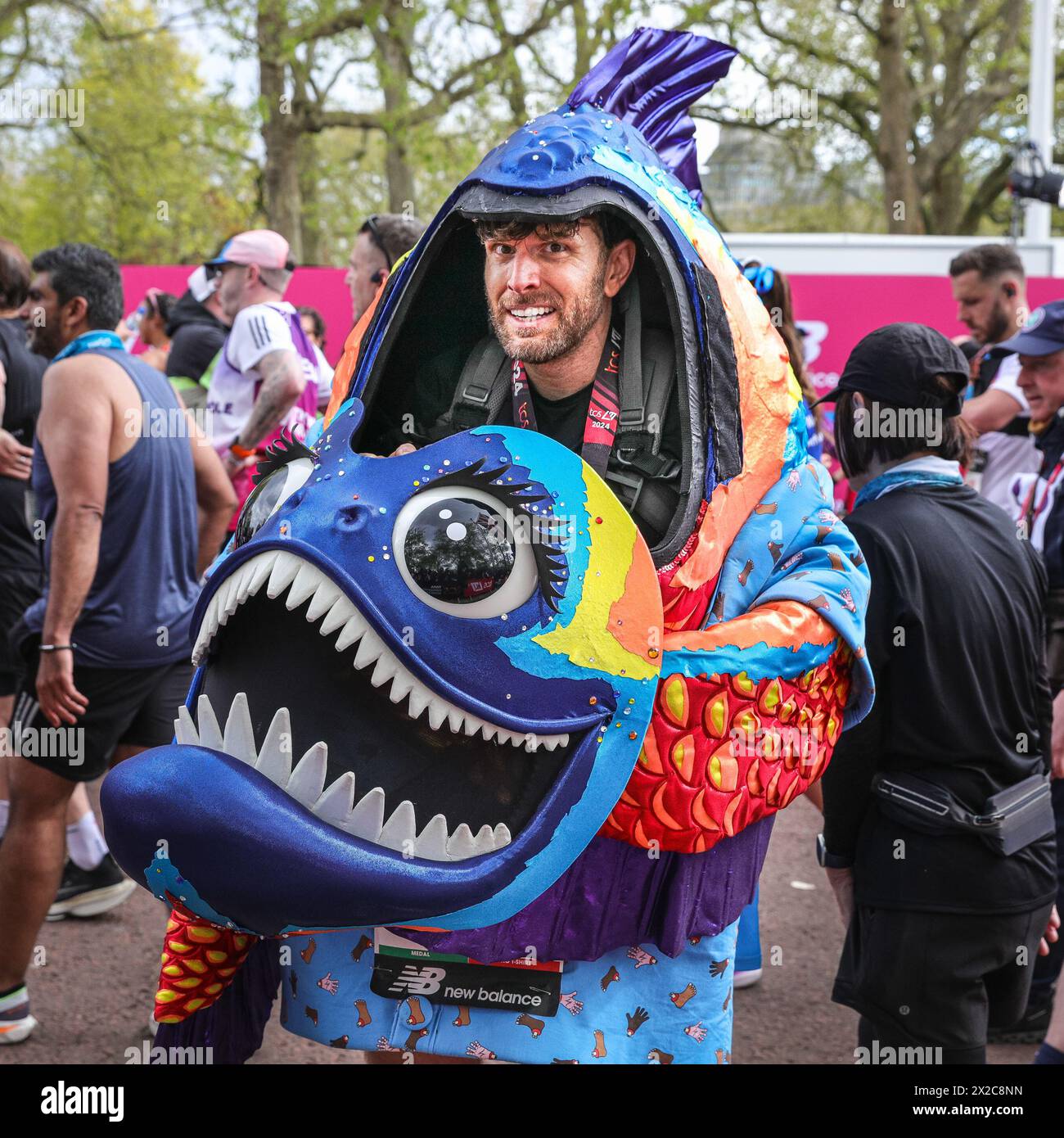 London, Großbritannien. April 2024. Joel Dommett, Comedian und Reality-TV-Star, im Piranha-Outfit. Prominente Läufer beenden ihr Rennen, die meisten von ihnen laufen für eine Wohltätigkeitsorganisation ihrer Wahl. Die Marathonroute 2024 TCS London führt von Greenwich durch die City of London und endet in der Mall in Westminster. Insgesamt werden in diesem Jahr rund 50.000 Teilnehmer erwartet, darunter 20 Abgeordnete, mehrere Gleichaltrige und viele Prominente. Quelle: Imageplotter/Alamy Live News Stockfoto