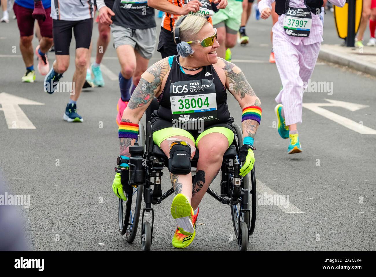 London Marathon 2024: Jani Barré auf dem Weg zum Guinness-Weltrekord für den schnellsten Marathon in einem nicht-Rennrollstuhl (weiblich) in einer Zeit von 04:19:21 Stockfoto