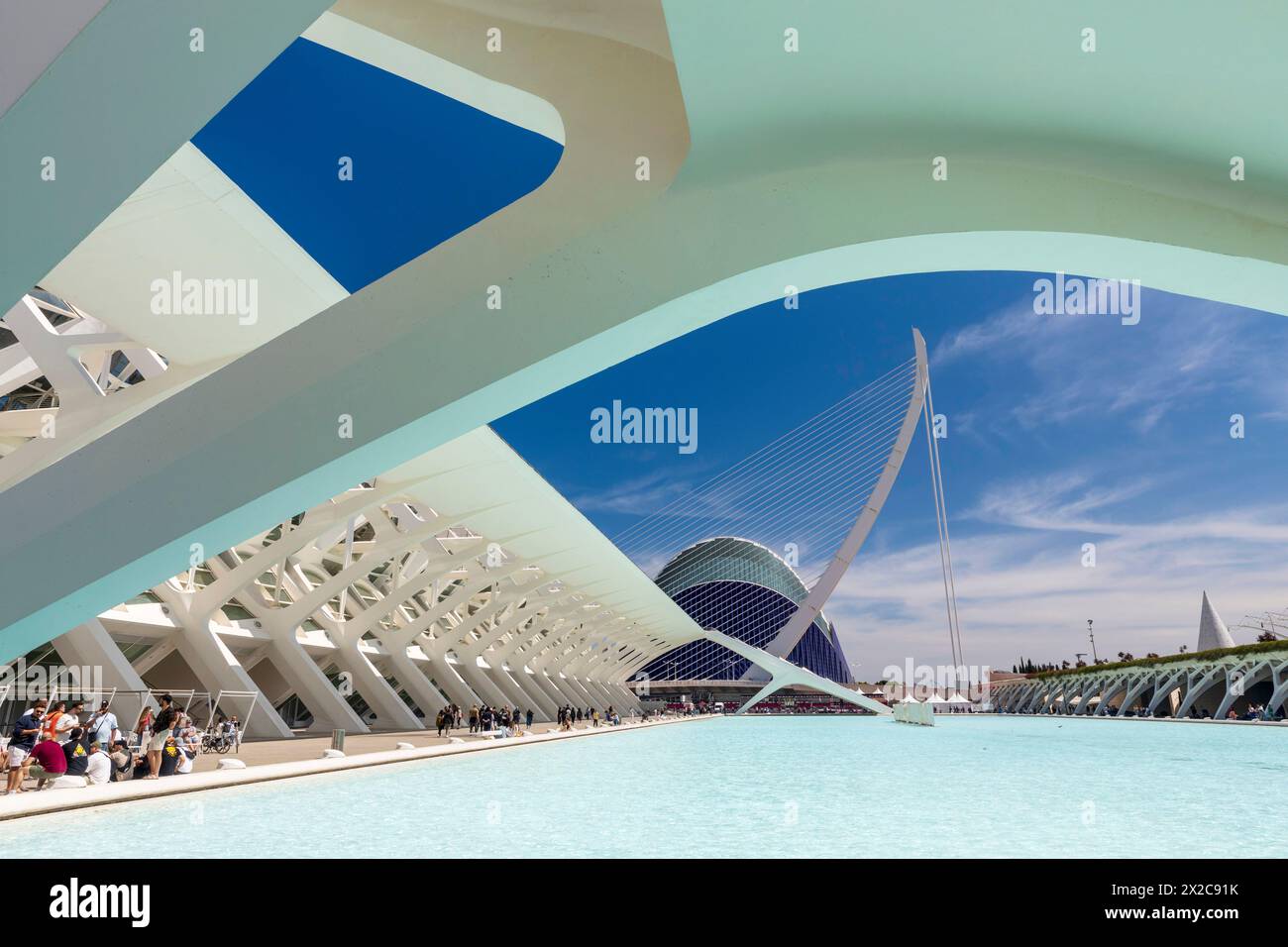 Valencia, Spanien; 19. April 2024: Museum der Wissenschaften in der Stadt der Künste und Wissenschaften. Die moderne Architektur von Calatrava. Stockfoto