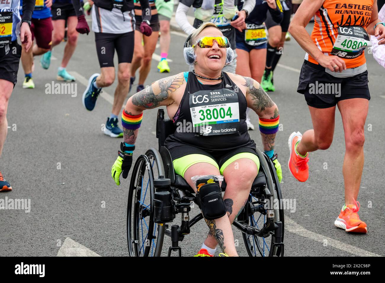 London Marathon 2024: Jani Barré auf dem Weg zum Guinness-Weltrekord für den schnellsten Marathon in einem nicht-Rennrollstuhl (weiblich) in einer Zeit von 04:19:21 Stockfoto