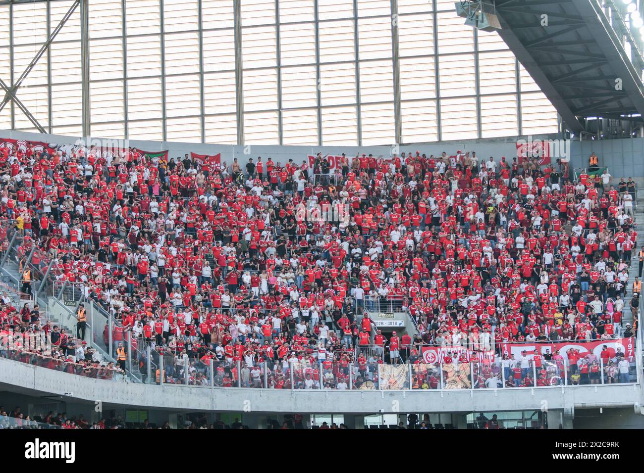 Curitiba, Brasilien. April 2024. PR - CURITIBA - 04/21/2024 - BRASILIANISCHE A 2024, ATHLETICO-PR x INTERNACIONAL - INTERNACIONAL Fans während eines Spiels gegen Athletico-PR im Stadion Arena da Baixada für die brasilianische A 2024 Meisterschaft. Foto: Robson Mafra/AGIF (Foto: Robson Mafra/AGIF/SIPA USA) Credit: SIPA USA/Alamy Live News Stockfoto