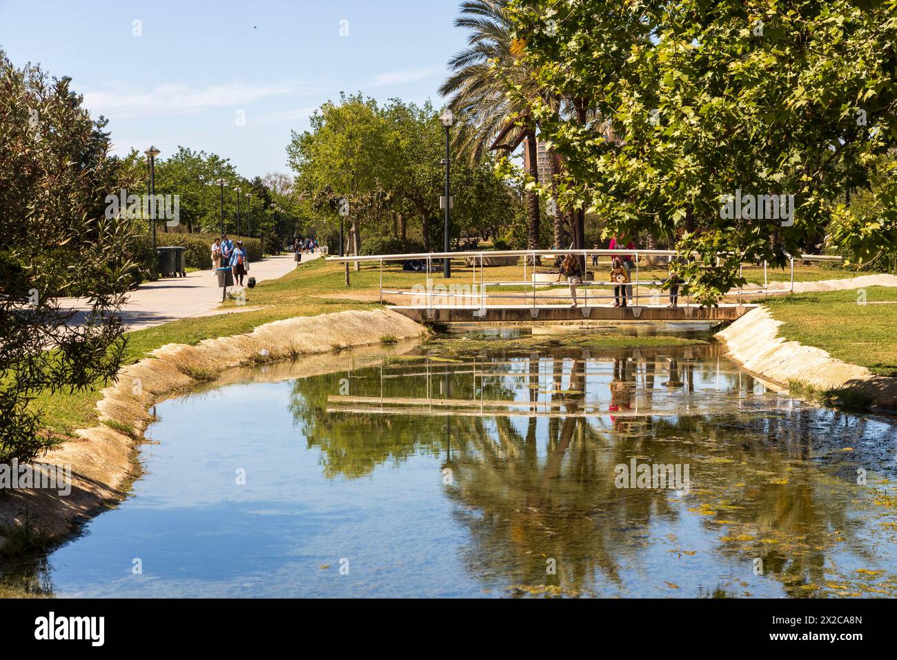 Valencia, Spanien; 19. April 2024: Park Cabecera in Valencia mit Grünflächen und Gebäuden Stockfoto
