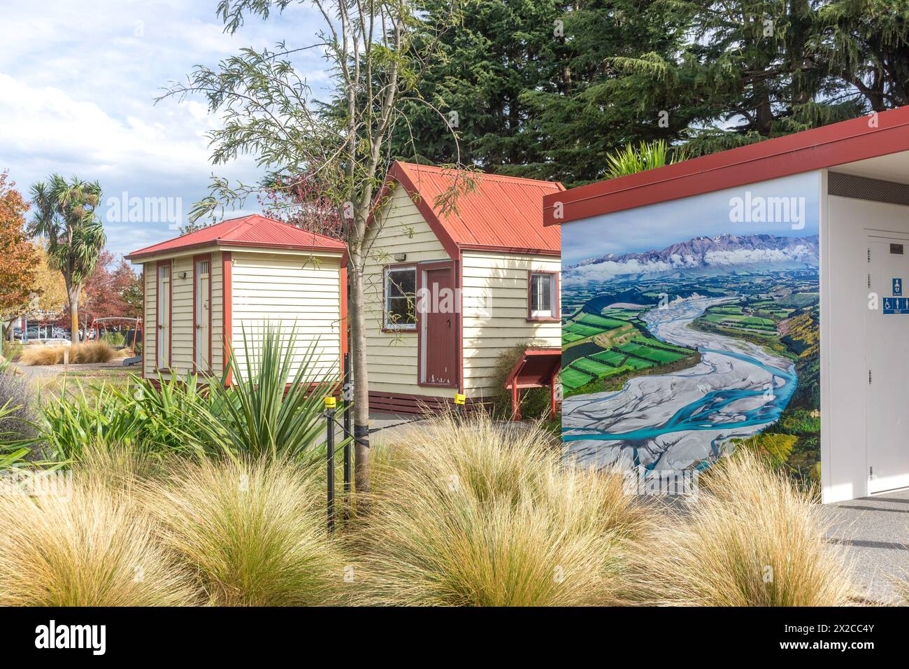 Historische Bridge-Keeper's Hut & Jail, Rakaia Garden, Rakaia, Region Canterbury, Südinsel, Neuseeland Stockfoto