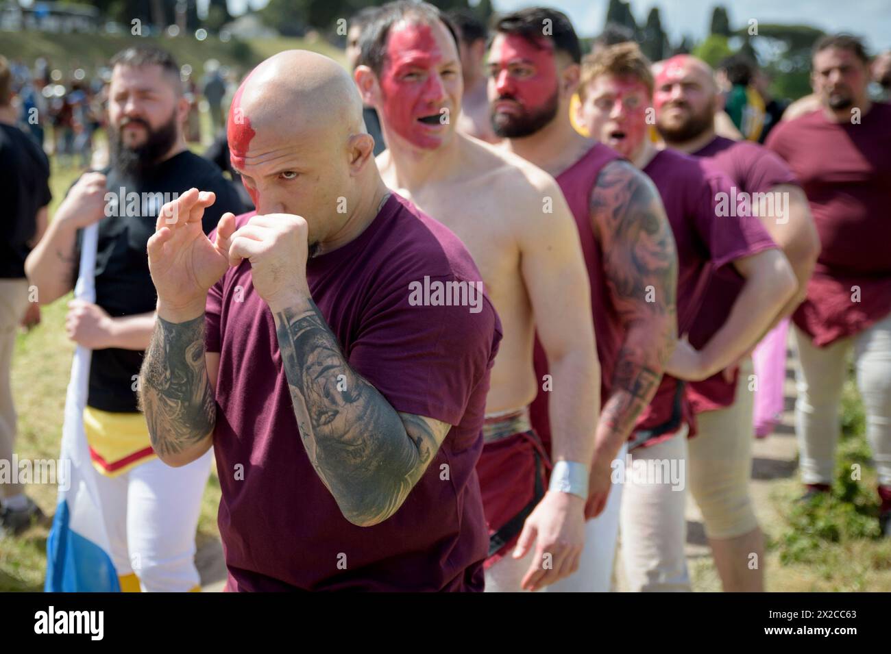 Rom, Italien. April 2024. Harpastum-Spieler, ein altes Spiel, das von den Römern ähnlich dem Rugby gespielt wurde, bereiten sich auf das Spiel anlässlich der historischen Nachstellung der Gründung Roms vor. Hunderte von Begeisterten des antiken Roms aus der ganzen Welt nahmen an der historischen Nachstellung Teil, die jedes Jahr den Jahrestag der Geburt Roms feiert, die von Gruppo Storico Romano in Rom organisiert wird.Roms Weihnachten, früher Dies Romana genannt und auch bekannt unter dem Namen Romaia, ist ein Feiertag im Zusammenhang mit der Gründung der Stadt Rom, die am 21. April gefeiert wird. Der Legende nach ist R Stockfoto