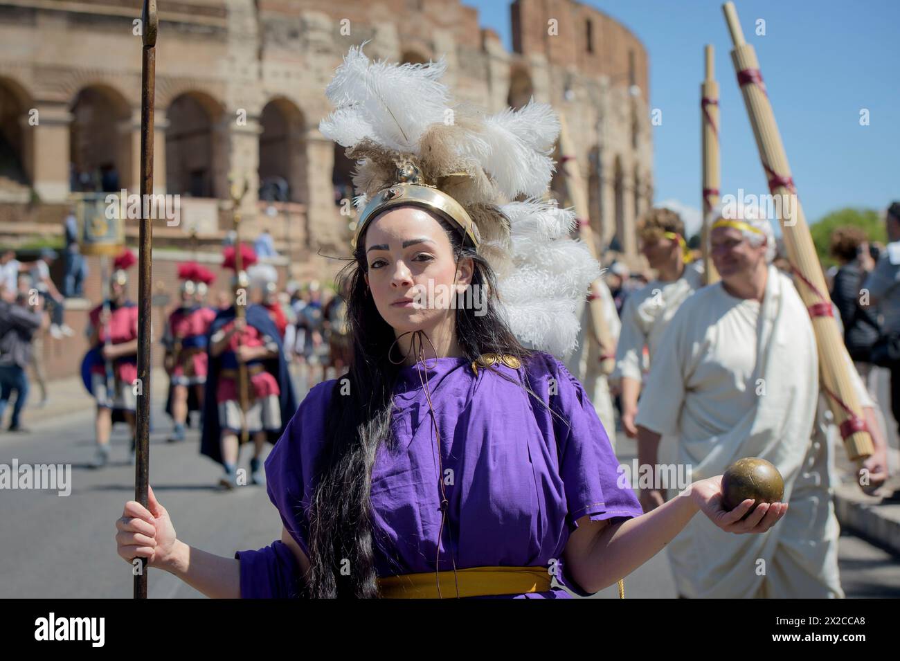 Rom, Italien. April 2024. Hunderte von Begeisterten des antiken Roms aus der ganzen Welt nahmen an der historischen Nachstellung Teil, die jedes Jahr den Jahrestag der Geburt Roms feiert, die von Gruppo Storico Romano in Rom organisiert wird.Roms Weihnachten, früher Dies Romana genannt und auch bekannt unter dem Namen Romaia, ist ein Feiertag im Zusammenhang mit der Gründung der Stadt Rom, die am 21. April gefeiert wird. Der Legende nach gründete Romulus am 21. April 753 v. Chr. die Stadt Rom. (Kreditbild: © Marcello Valeri/ZUMA Press Wire) NUR REDAKTIONELLE VERWENDUNG! Nicht für kommerzielle ZWECKE! Stockfoto