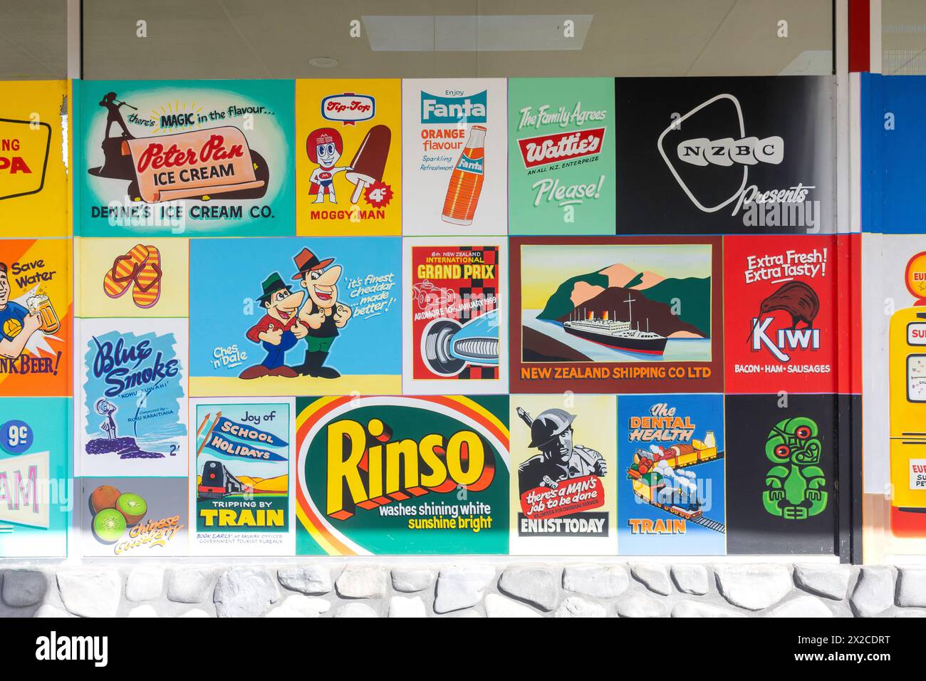 Retro NZ Werbetafel vor Geraldine Berry Barn Bakery & Cafe, Talbot Street, Geraldine, Canterbury Region, South Island, Neuseeland Stockfoto