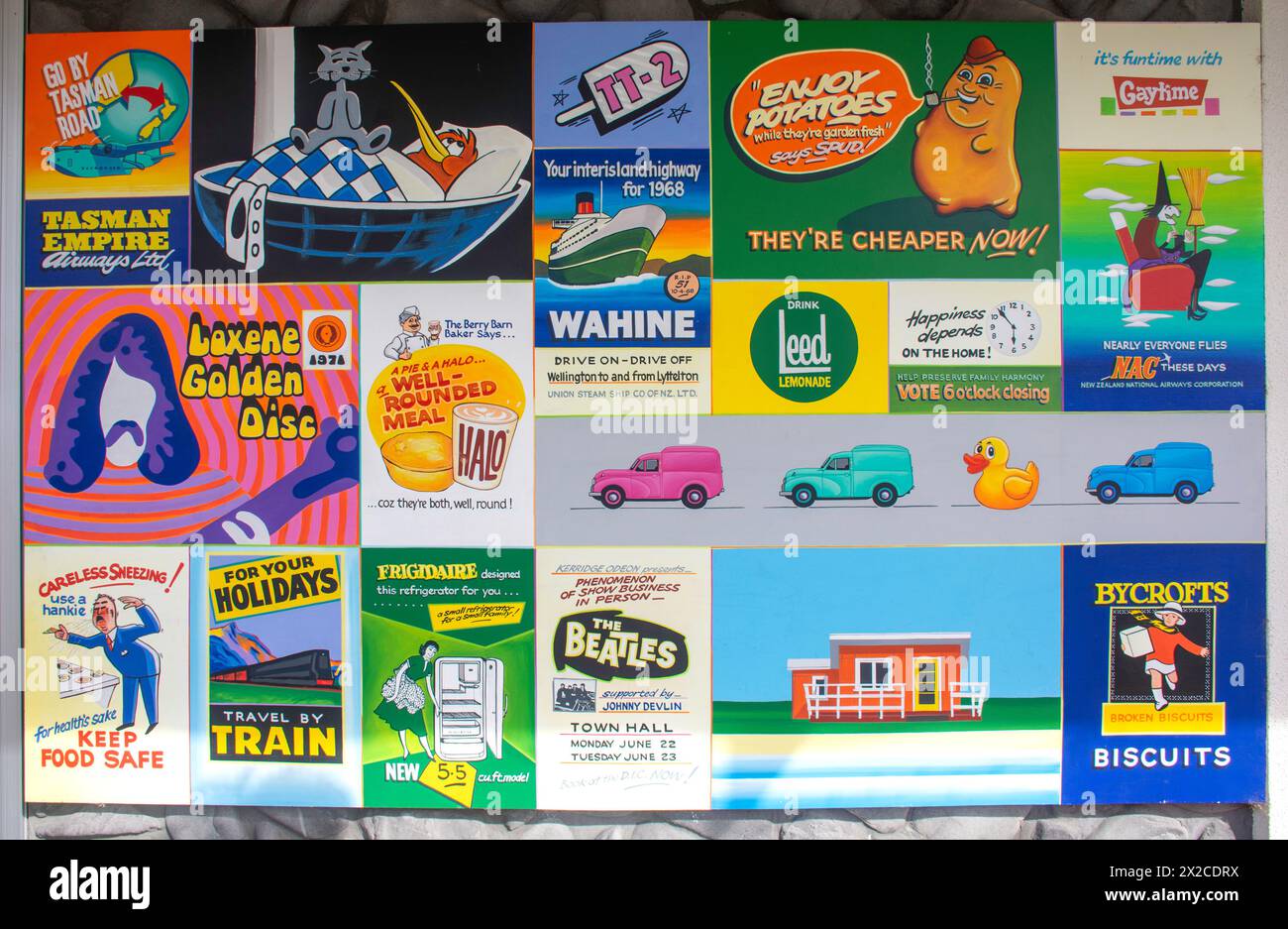Retro NZ Werbetafel vor Geraldine Berry Barn Bakery & Cafe, Talbot Street, Geraldine, Canterbury Region, South Island, Neuseeland Stockfoto