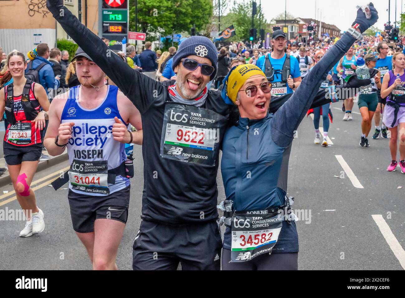 Paare posieren für Fotos auf der Route des London Marathon 2024 Stockfoto