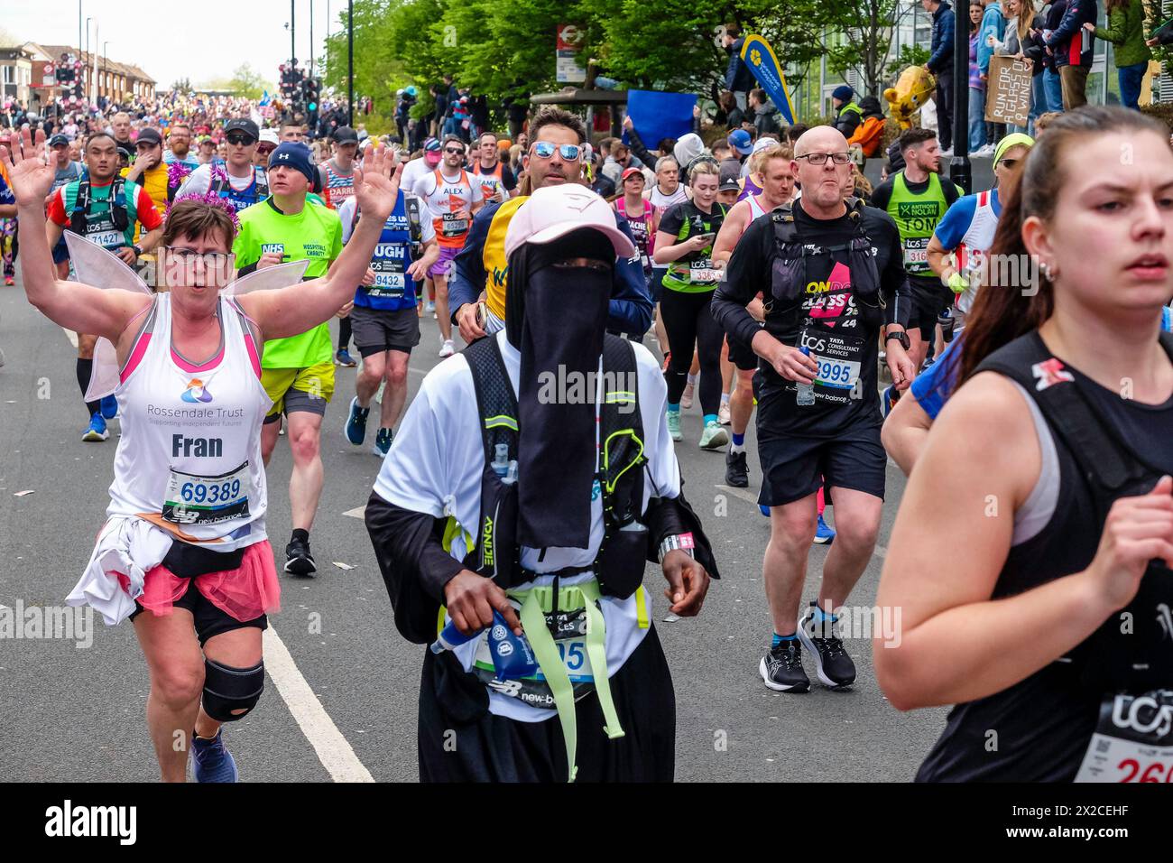 Läufer mit einem Niqab während des London Marathon 2024. Stockfoto