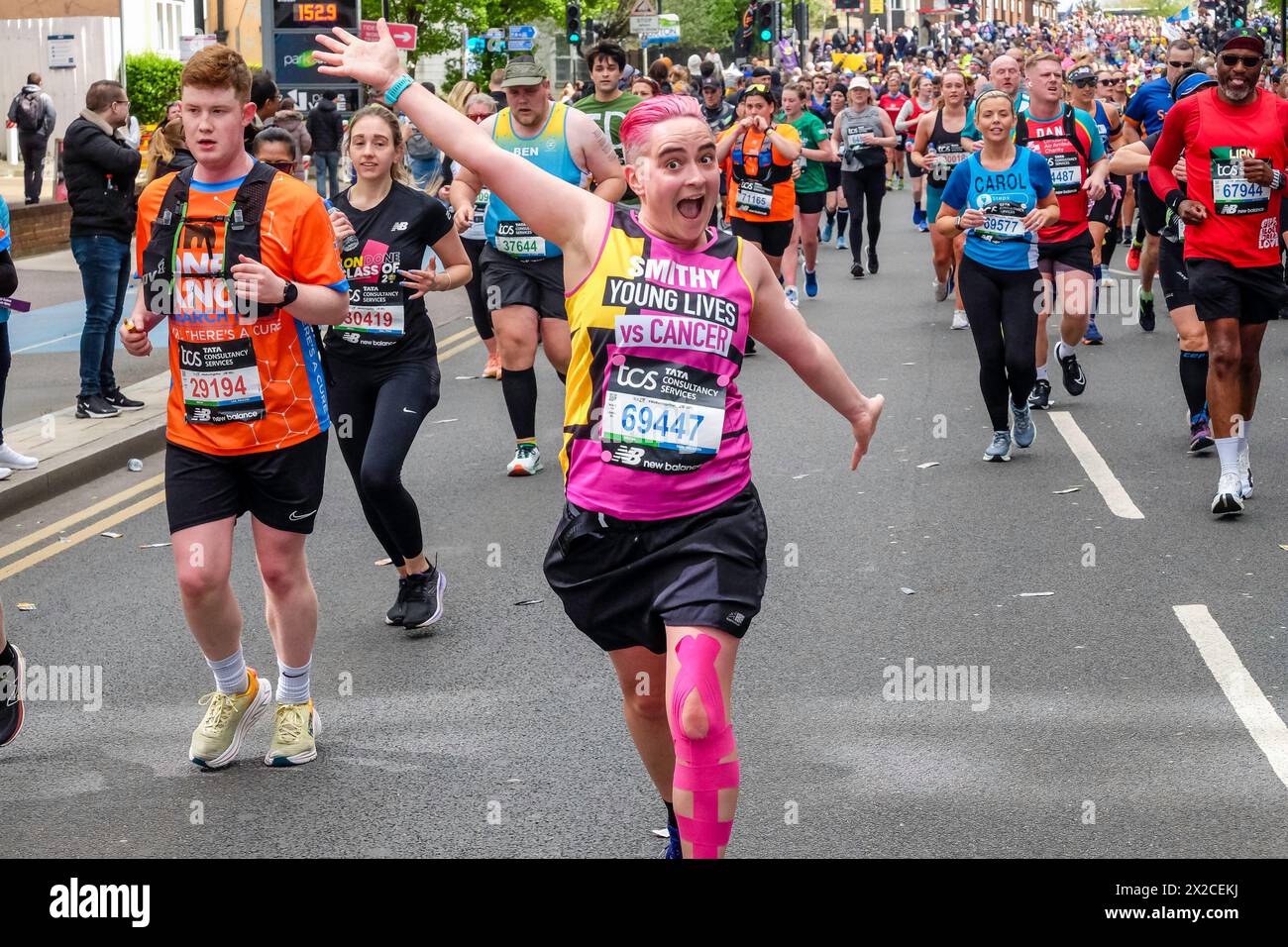 London Marathon 2024: Runner for Young Lives vs Cancer Charity. Stockfoto