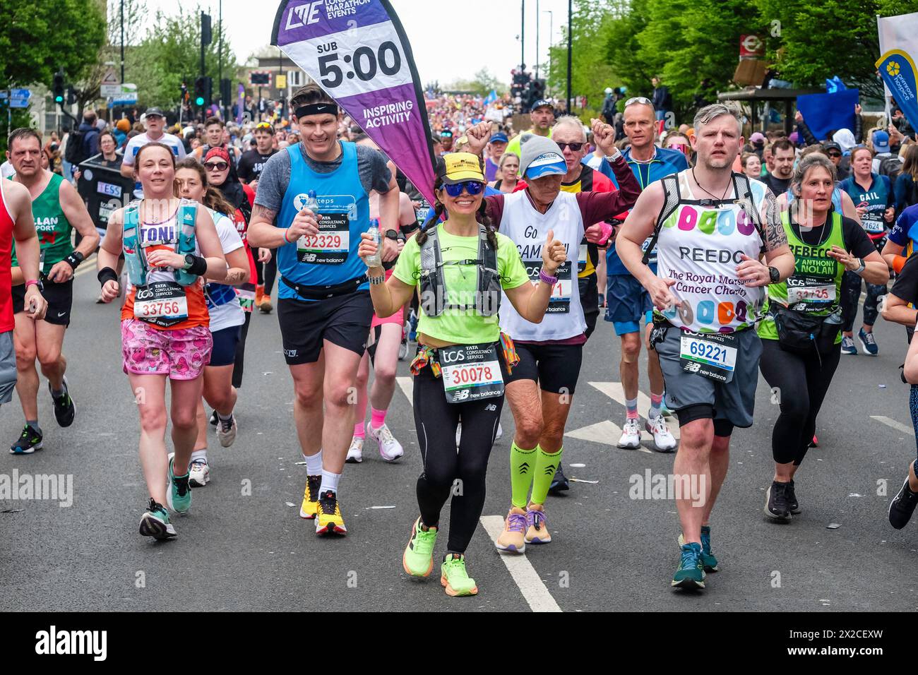 Gruppe von Läufern, die eine Zeit unter 5:00 Uhr auf der Strecke des London Marathon 2024 anstreben Stockfoto