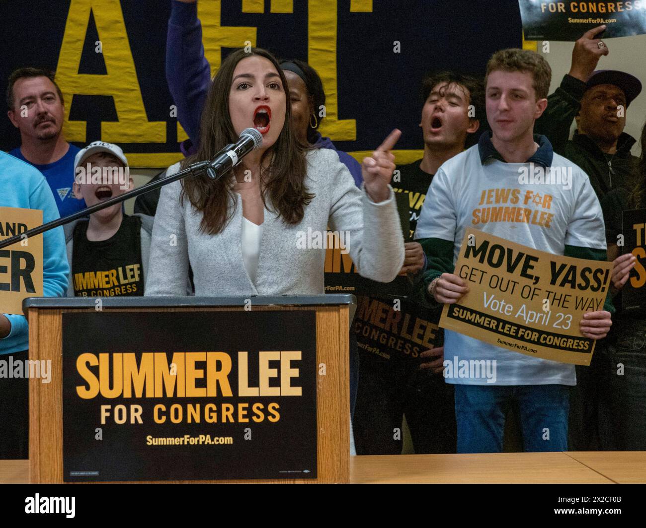 Pittsburgh, Pennsylvania, USA. April 2024. ALEXANDRIA OCASIO-CORTEZ (D-NY) versammelt seine Unterstützer, um die Stimmen für die Wiederwahl der Rep. Summer Lee zu erhalten. Lee tritt gegen Edgewood-Ratsmitglied Bhavini Patel (D) an, der vom republikanischen Mega-Geber Jeffrey Yass finanziert wird. (Credit Image: © Sue Dorfman/ZUMA Press Wire) NUR REDAKTIONELLE VERWENDUNG! Nicht für kommerzielle ZWECKE! Quelle: ZUMA Press, Inc./Alamy Live News Stockfoto