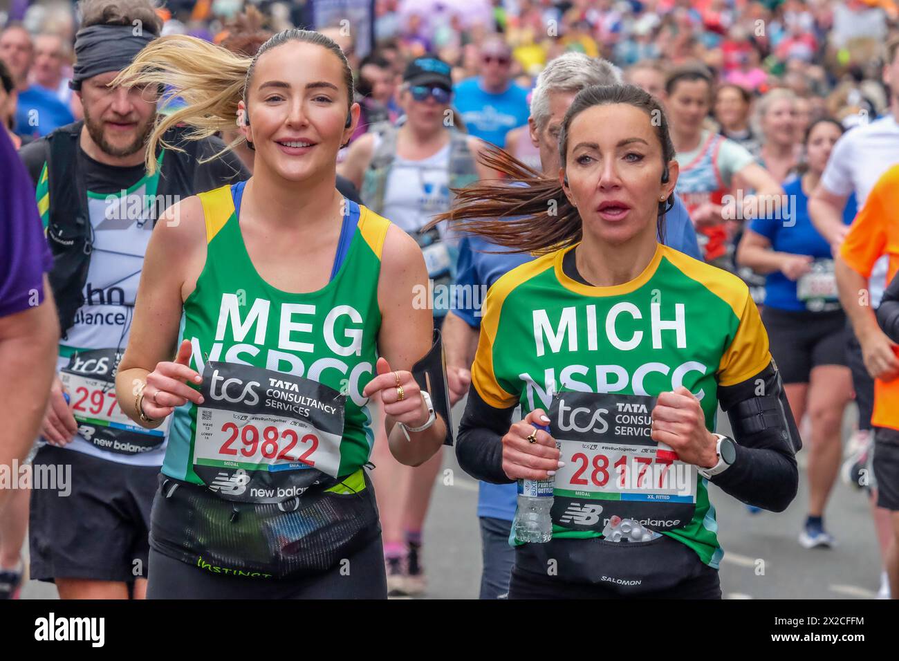 London Marathon 2024: Zwei Frauen laufen zusammen, um dem NSPCC beim London Marathon zu helfen. Stockfoto