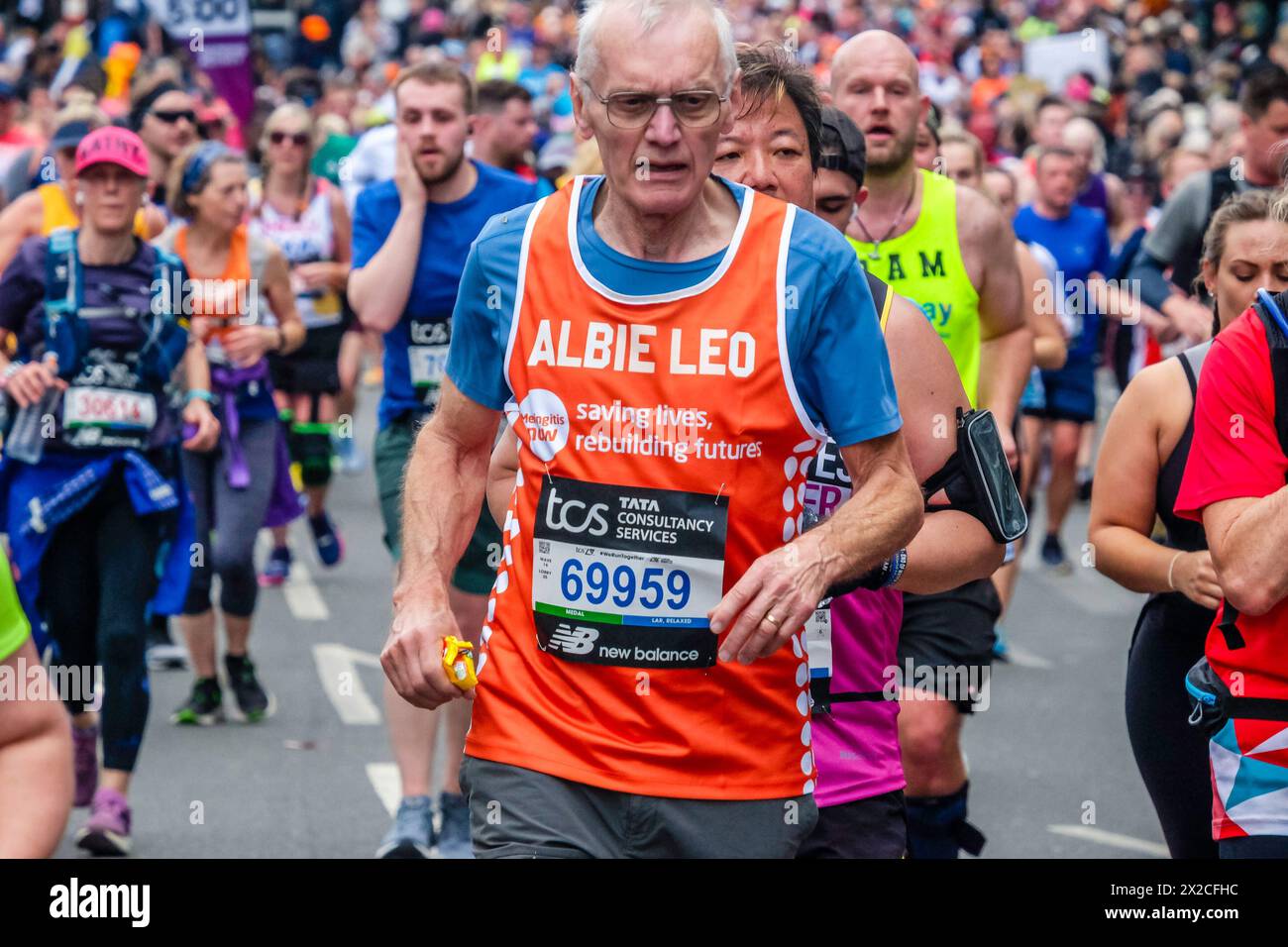 Reife Läufer sammeln Spenden für Meningitis jetzt Wohltätigkeitsorganisation auf der Route des London Marathon 2024 Stockfoto
