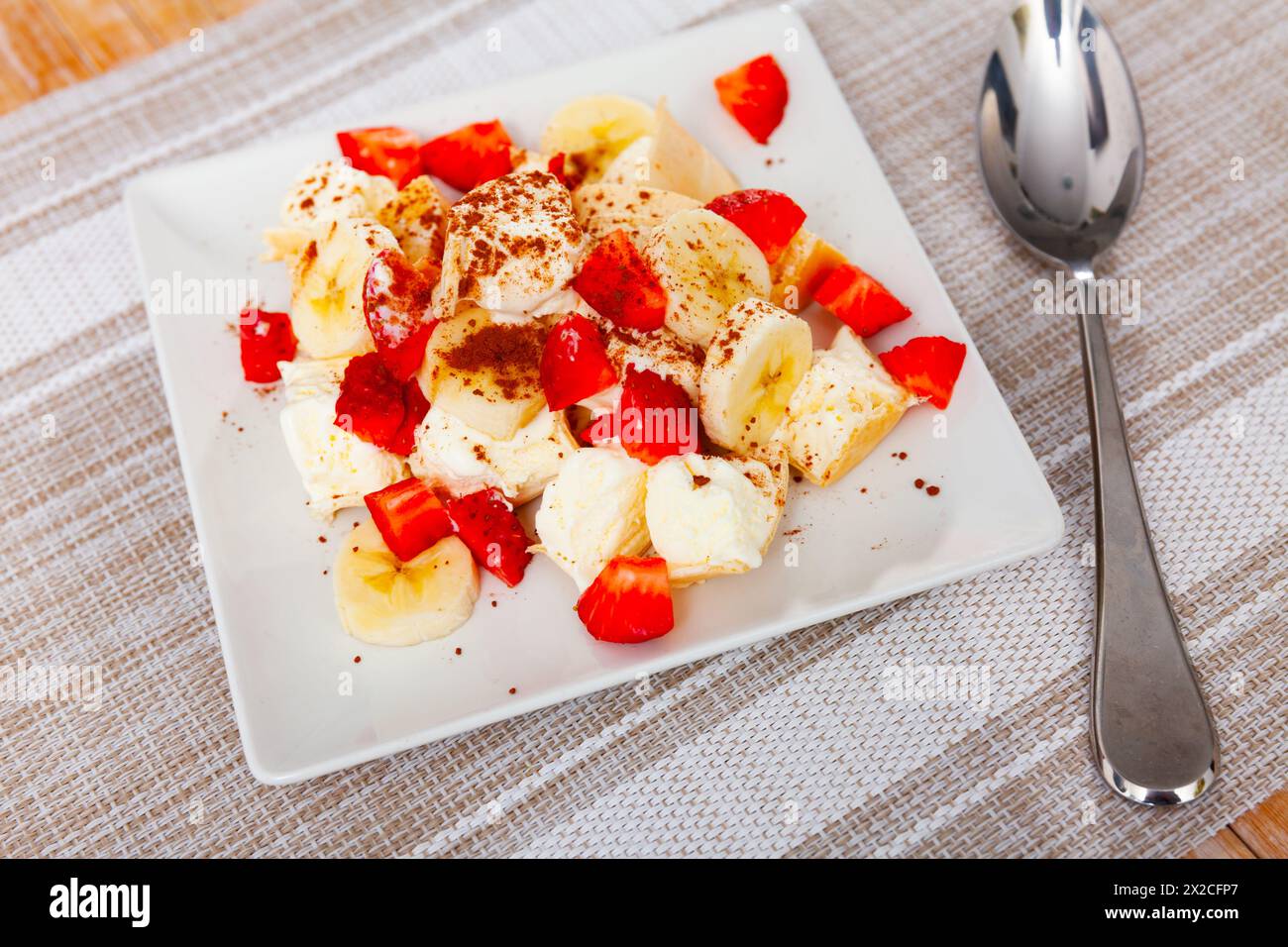 Eis mit Bananen und Erdbeeren auf dem Teller serviert Stockfoto