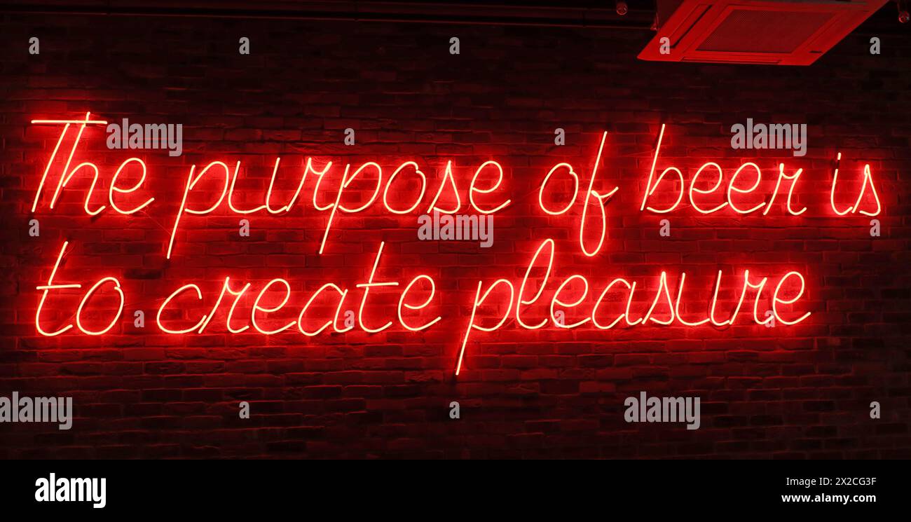 Neonschild bei Nacht Zweck von Bier ist es, Vergnügen zu schaffen, in der Salt Beer Factory, in Leeds, West Yorkshire, Großbritannien, LS1 4GJ Stockfoto
