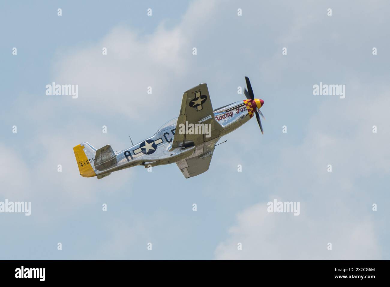 Eine P-51 Mustang führt eine Luftdemonstration während der Charleston Airshow über der Joint Base Charleston, South Carolina, am 20. April 2024 durch. Das Flugzeug, auch Swamp Fox genannt, befindet sich heute in Privatbesitz, gehörte aber nach dem Zweiten Weltkrieg zum aktiven Inventar der Air National Guard (Foto der U.S. Air Force von Tech. Sgt. Alex Fox Echols III) Stockfoto