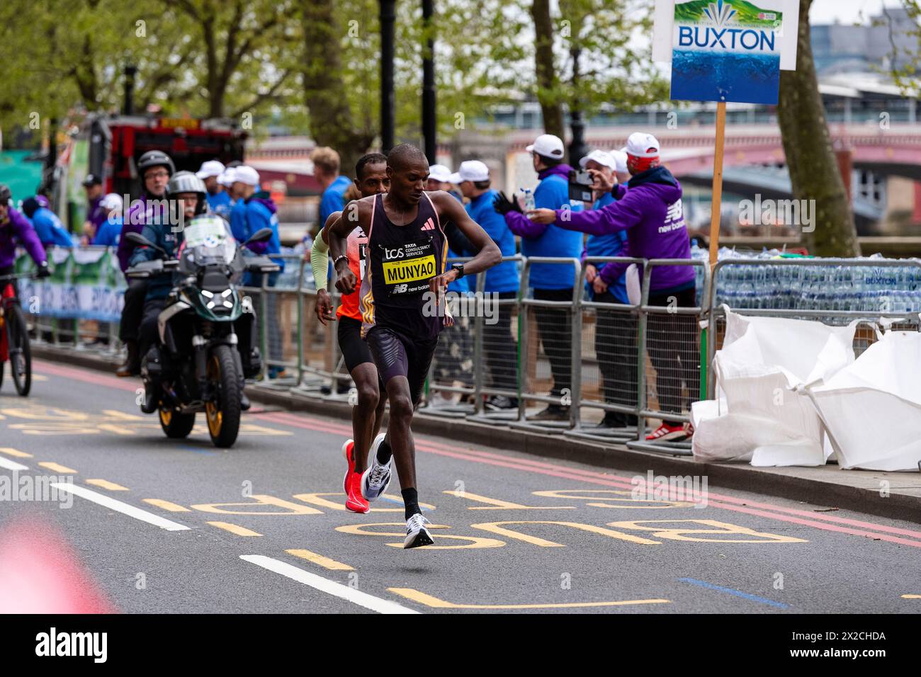 London, Großbritannien. April 2024. Alexander Mutiso Munyao aus Kenia auf seinem Weg zum Sieg beim London Marathon in London, Sonntag, den 21. April, 24-Meilen-Marker Credit: GUE Studios/Alamy Live News Stockfoto