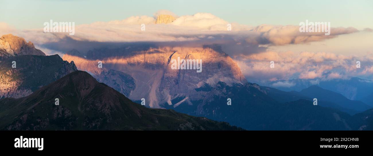 Abendlicher Blick auf den Pelmo, Südtirol, die Alpen Dolomiten, Italien Stockfoto