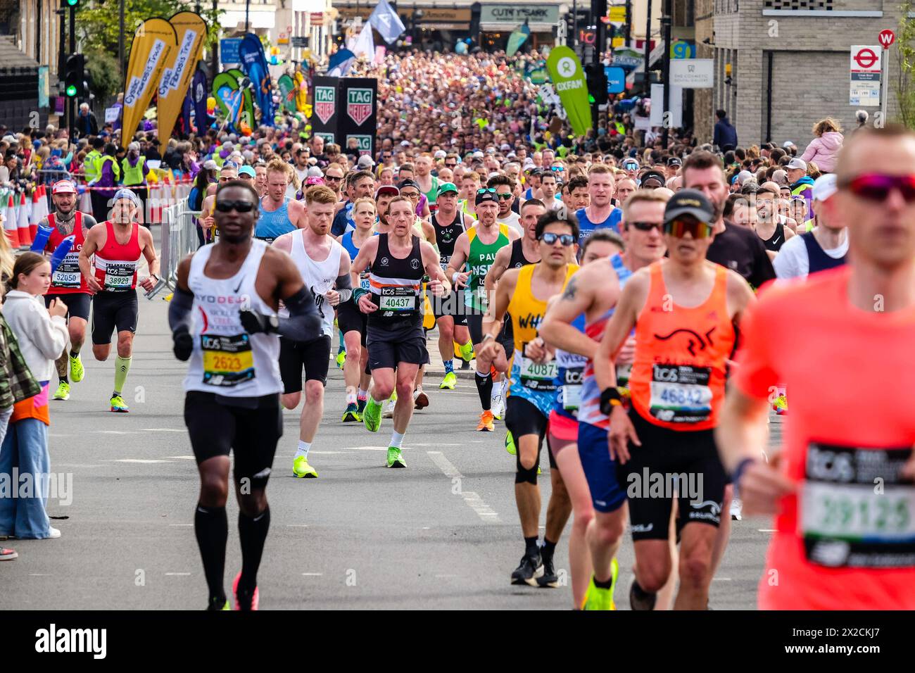 London Marathon 2024: Die Masse der Läufer findet ihren Weg durch Greenwich während des London Marathon. Stockfoto