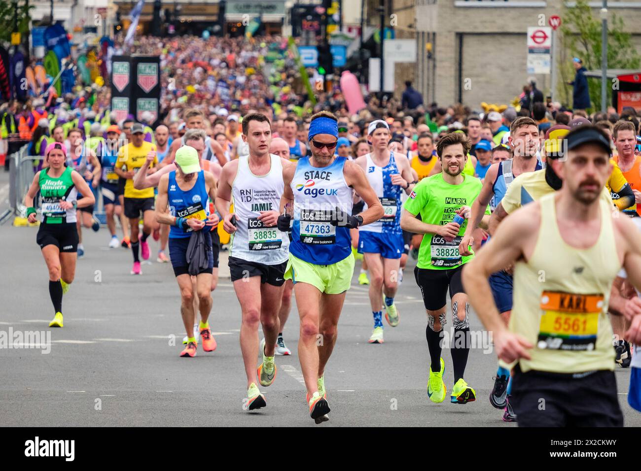 London Marathon 2024: Die Masse der Läufer findet ihren Weg durch Greenwich während des London Marathon. Stockfoto