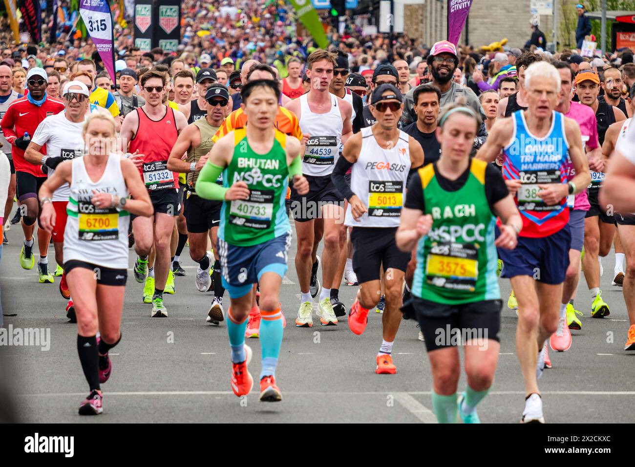 London Marathon 2024: Die Masse der Läufer findet ihren Weg durch Greenwich während des London Marathon. Stockfoto