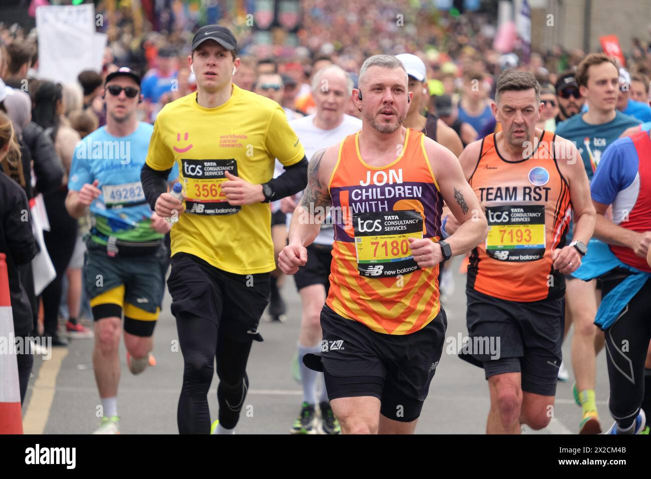 London Marathon 2024: Die Masse der Läufer findet ihren Weg durch Greenwich während des London Marathon. Stockfoto