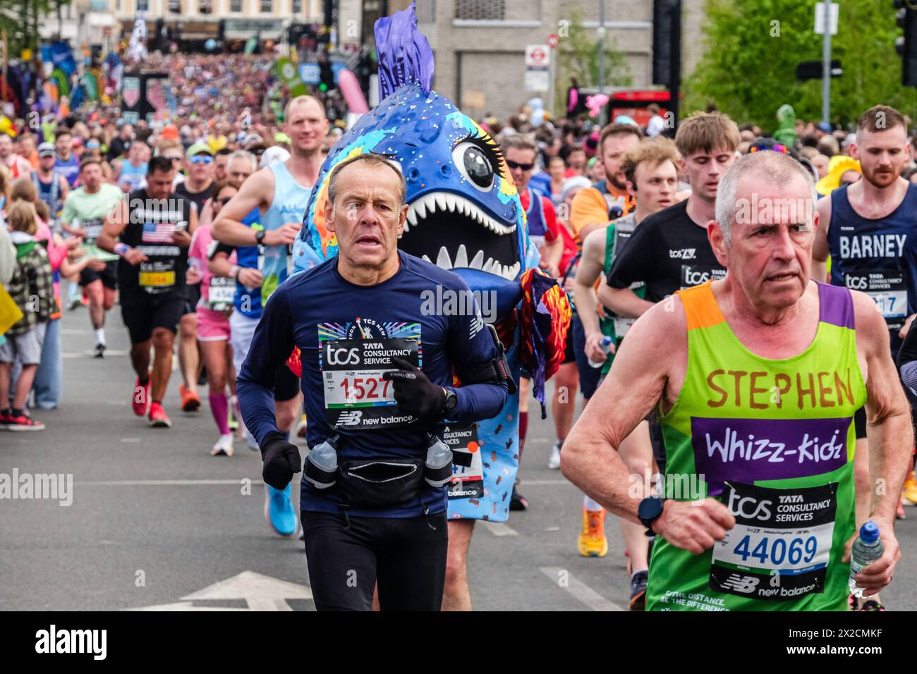 London Marathon 2024: Die Masse der Läufer findet ihren Weg durch Greenwich während des London Marathon. Stockfoto