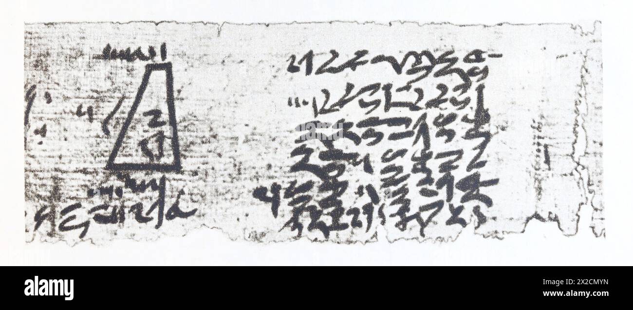 Ein altägyptisches Fragment eines mathematischen Papyrus mit Zeichnung und Problem für das Volumen einer abgeschnittenen Pyramide. Papyrus des 2. Jahrtausends v. Chr. Foto aus der Mitte des 20. Jahrhunderts. Stockfoto
