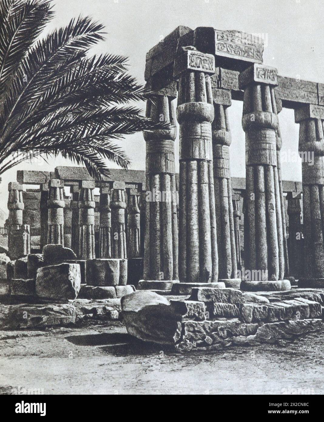 Kolonnade des Tempels in Luxor. Foto aus der Mitte des 20. Jahrhunderts. Stockfoto