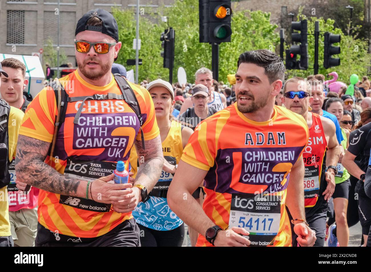 London Marathon 2024: Runner in Aid of Children with Cancer UK Charity auf der Route des London Marathon Stockfoto