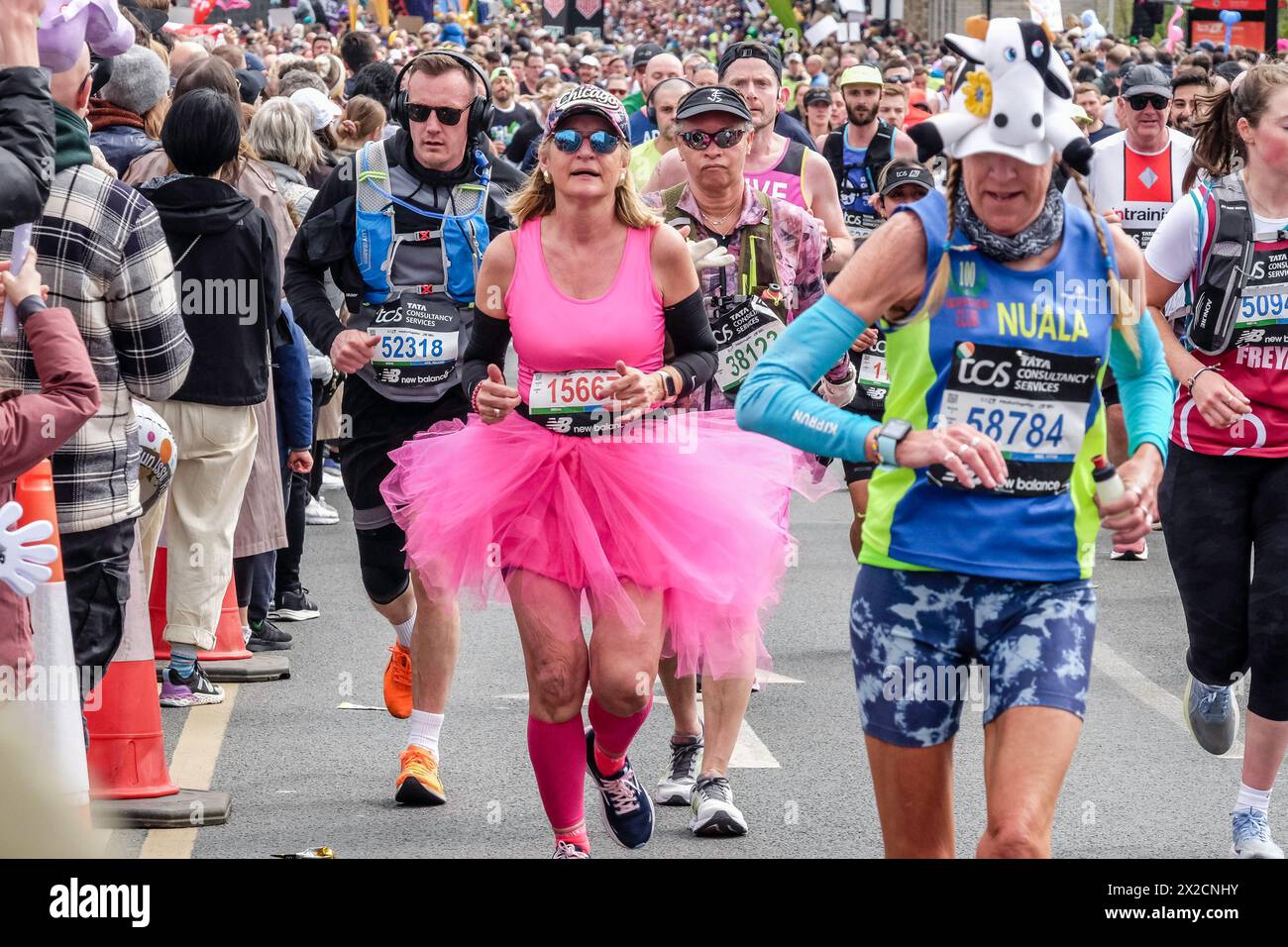 London Marathon 2024: Reife Frau, die im pinken Tutu-Outfit läuft. Stockfoto