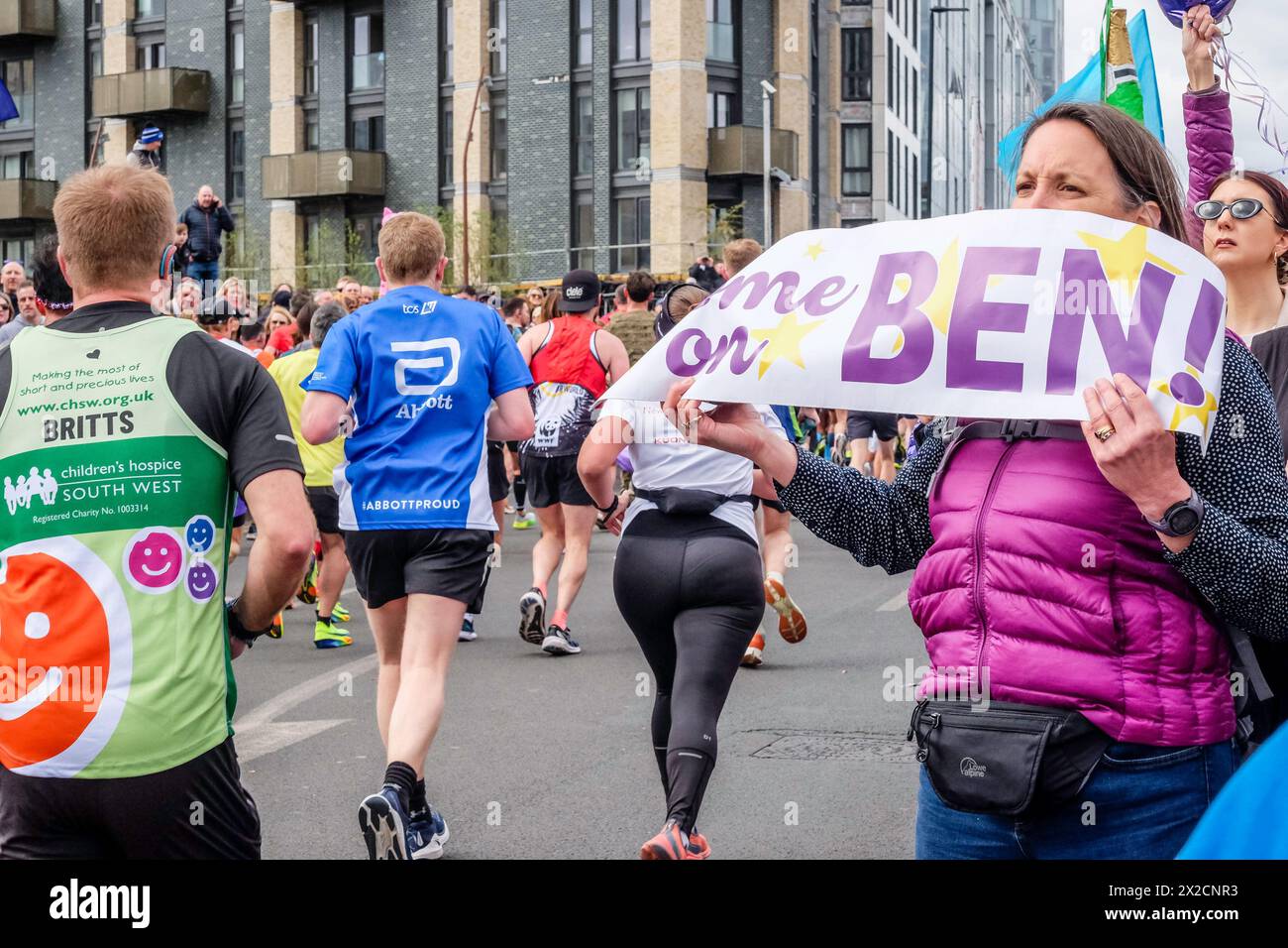 London Marathon 2024: Zuschauer zeigen ihre Unterstützung auf der Route des London Marathons. Stockfoto