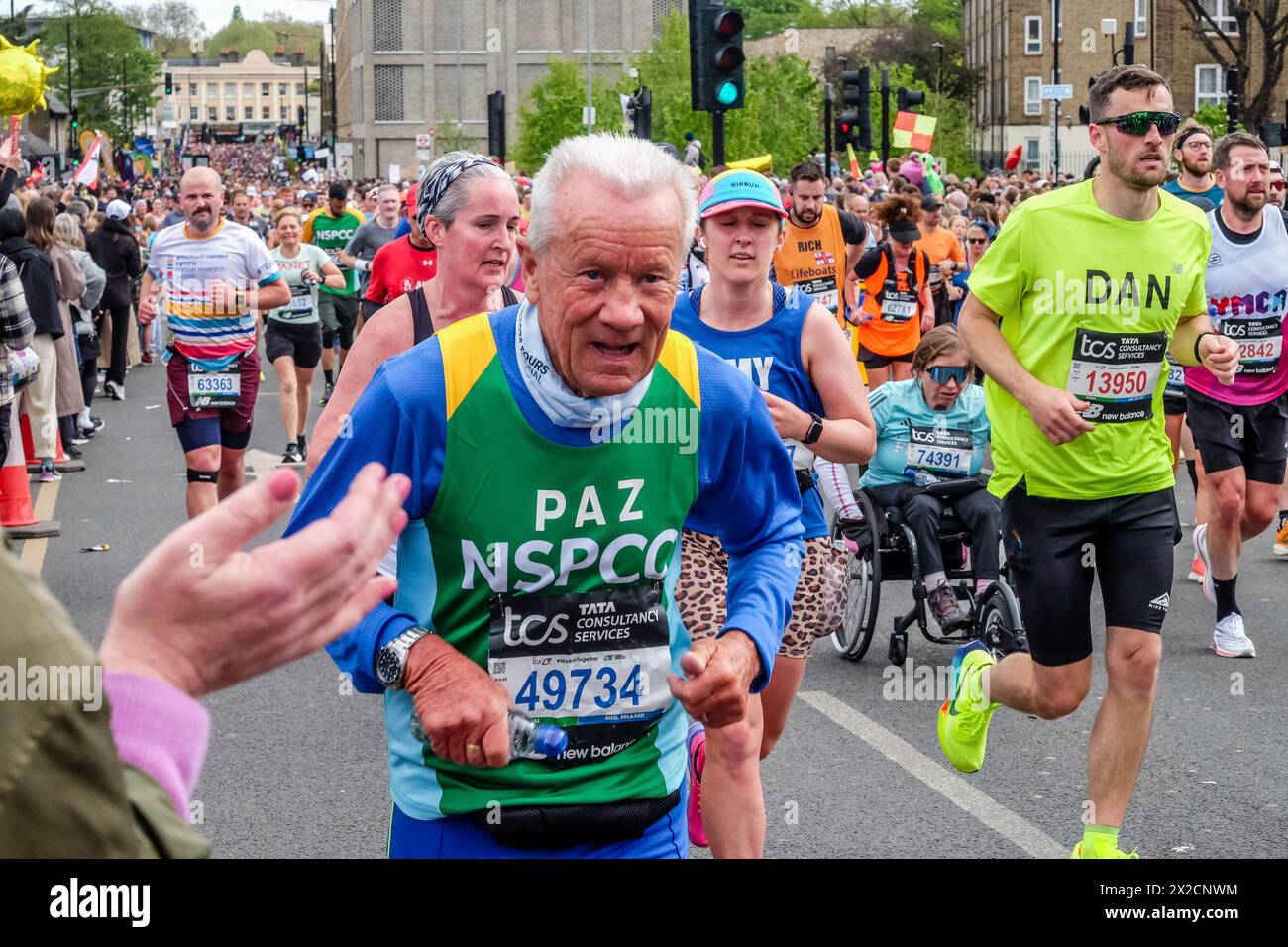 London Marathon 2024: Reifer männlicher Teilnehmer, der zu Hilfe des NSPCC läuft Stockfoto