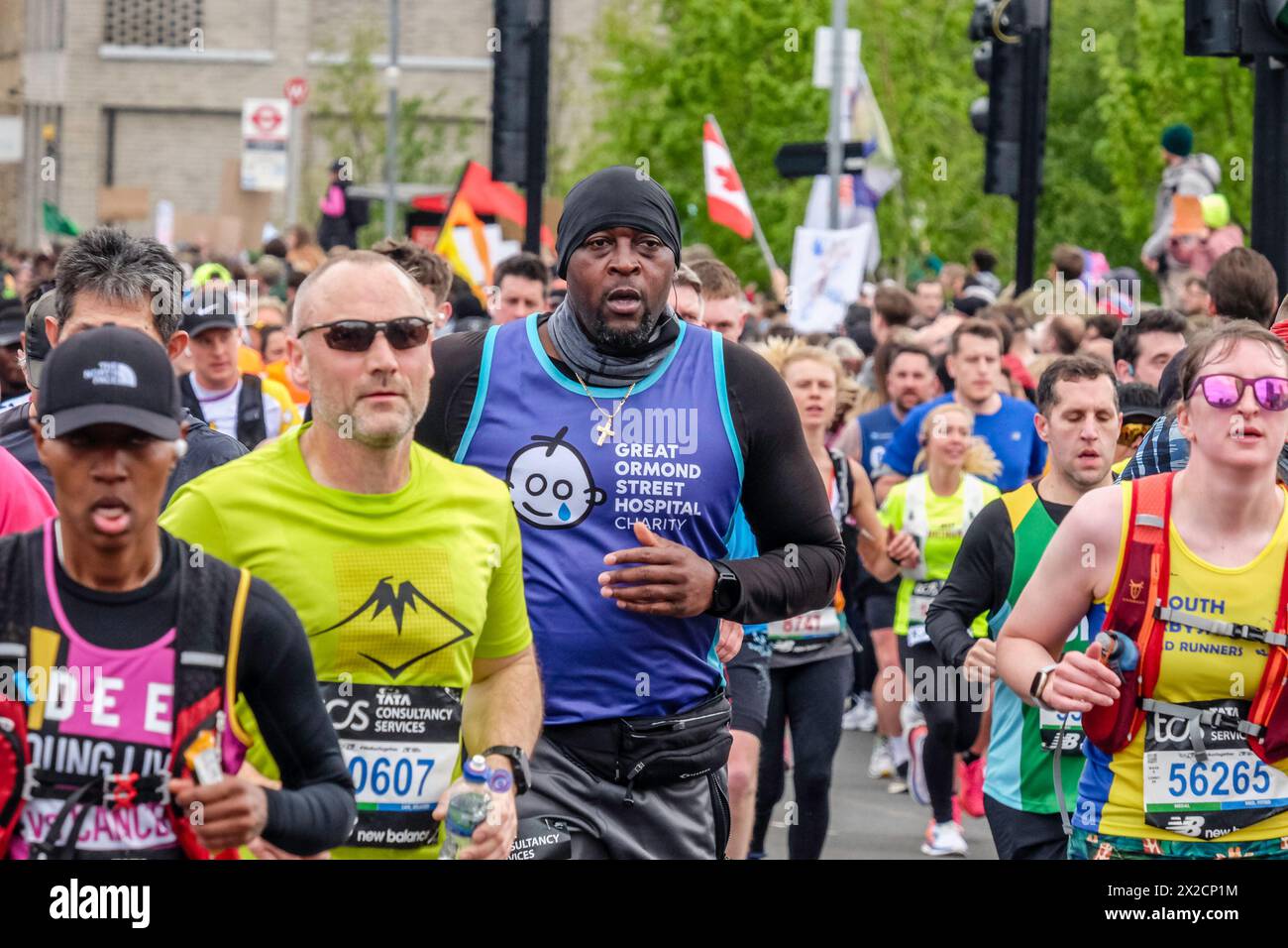 Runner sammelt Spenden für das Great Ormond Street Hospital auf der Route des London Marathon 2024 Stockfoto