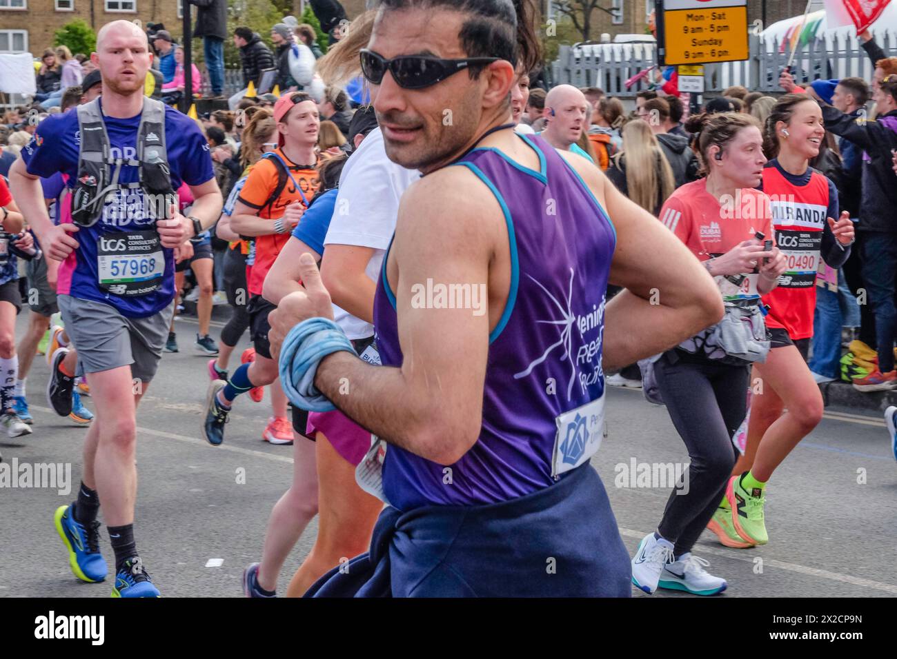 London Marathon 2024: Mann läuft rückwärts beim 44. London Marathon. Stockfoto