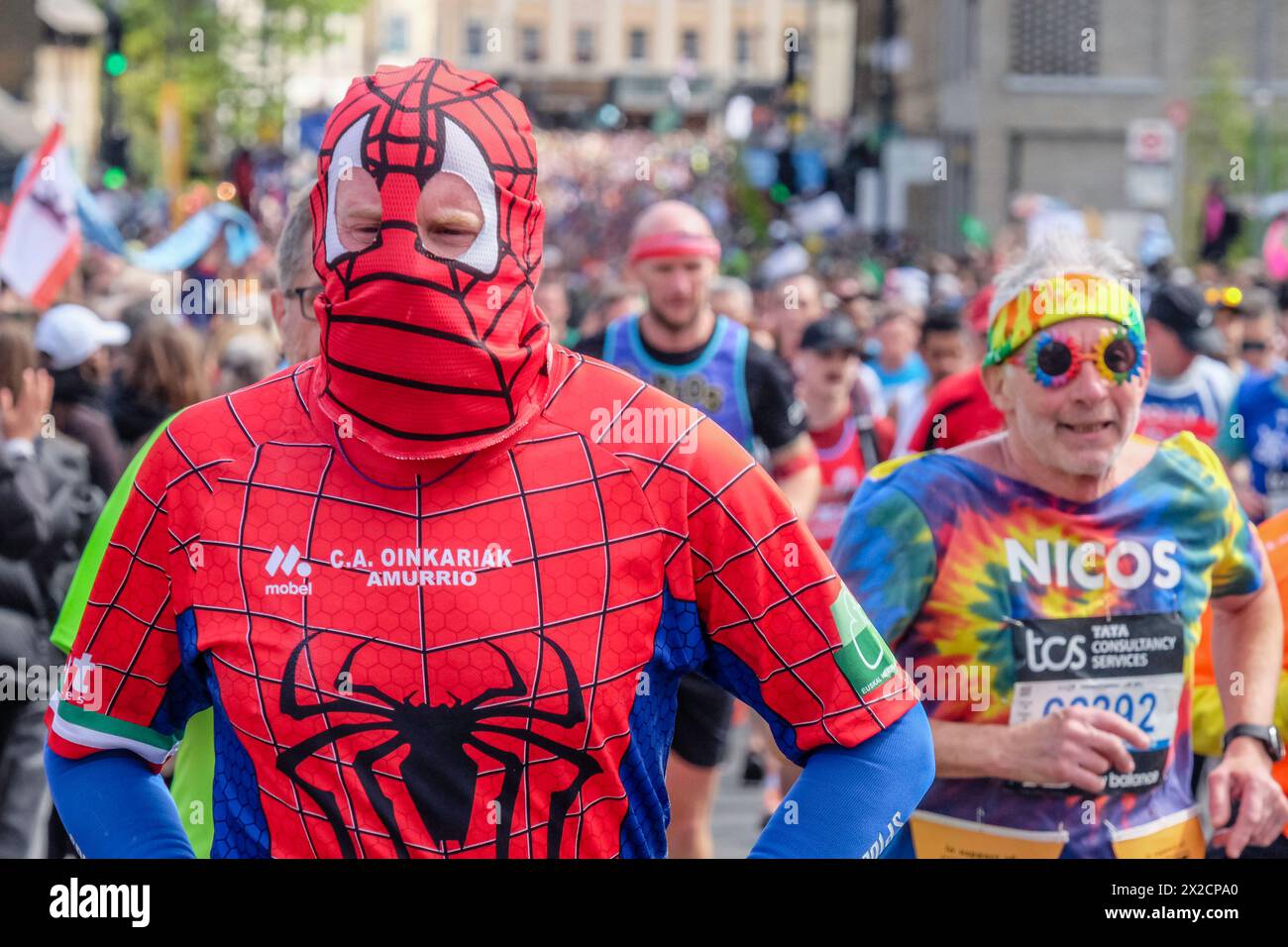 London Marathon 2024: Läufer im Spiderman-Kostüm auf der Route des London Marathon Stockfoto